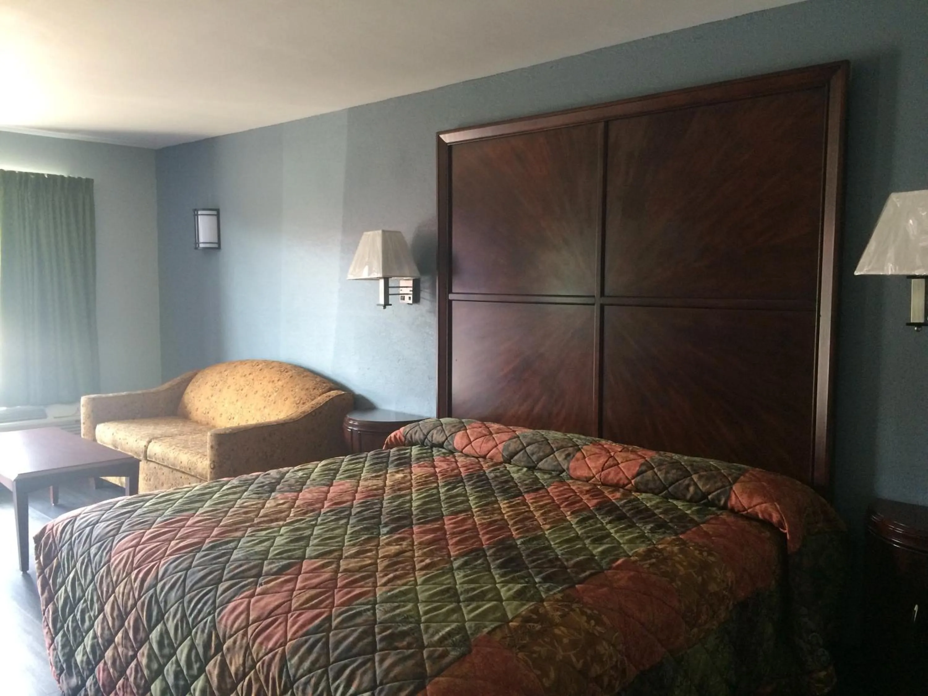 Bed in Gulf American Inns