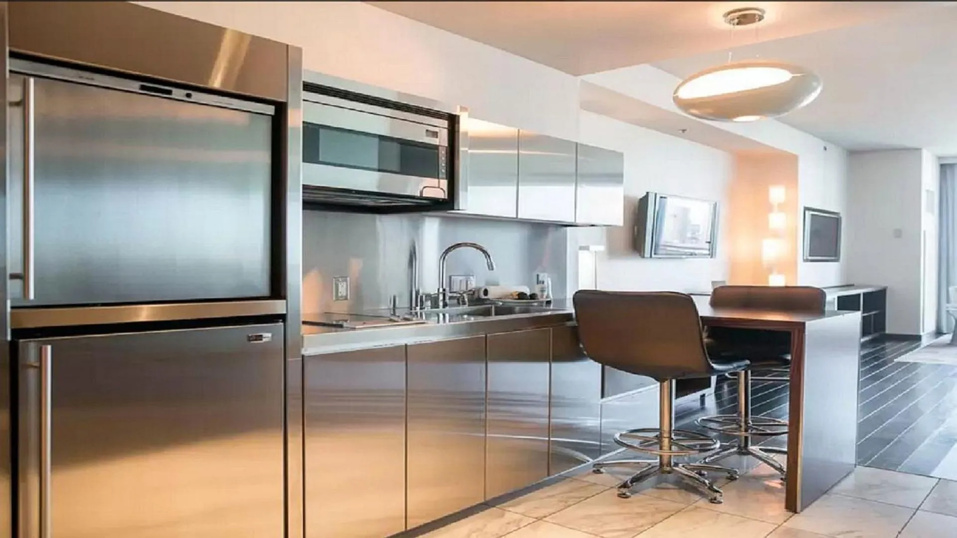 Kitchen or kitchenette in Palms place Amazing High Rise Studio with Mountains Views 21st Floor