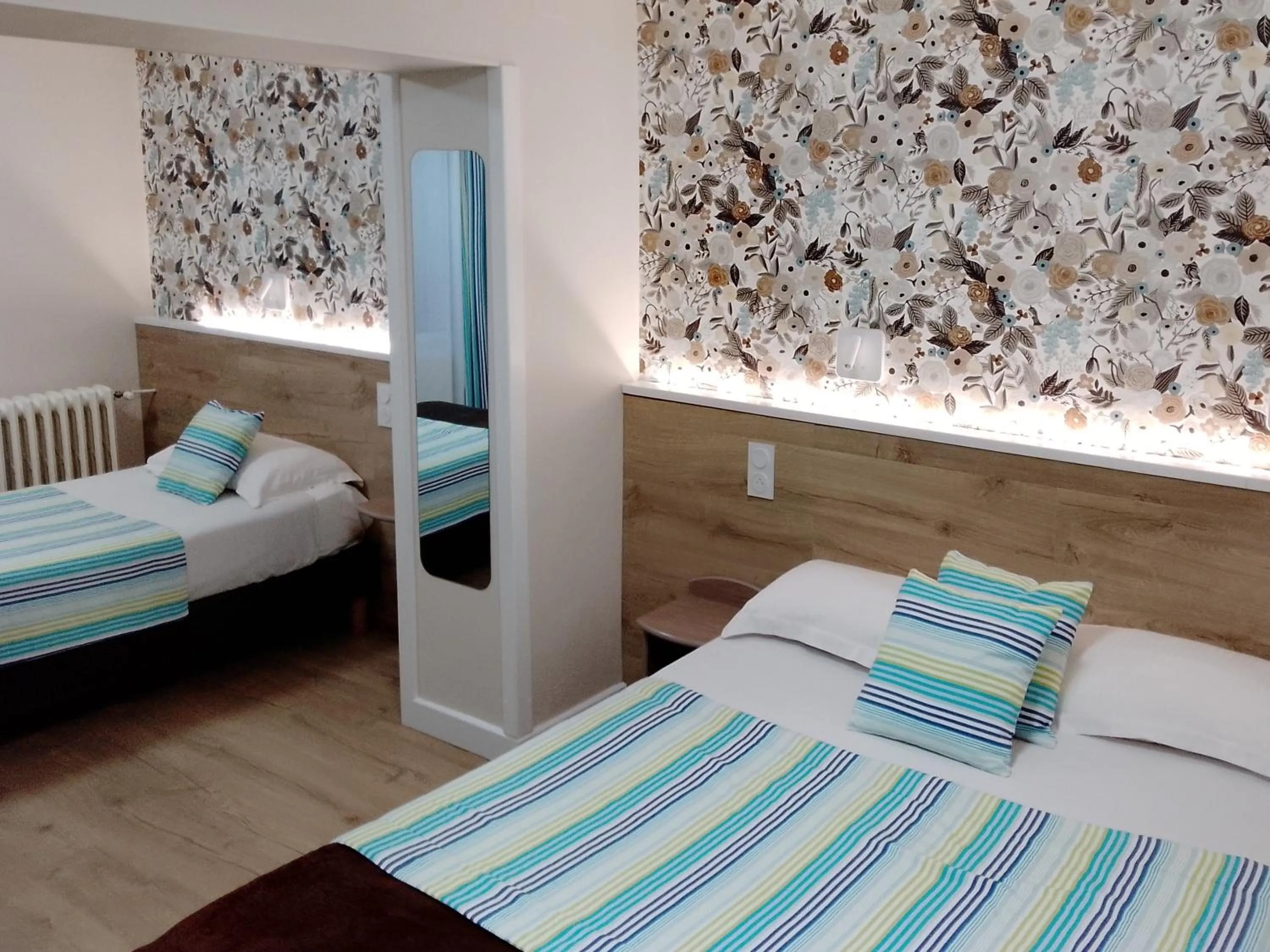 Property building, Bed in Logis Hôtel Andreinia & Cabanes