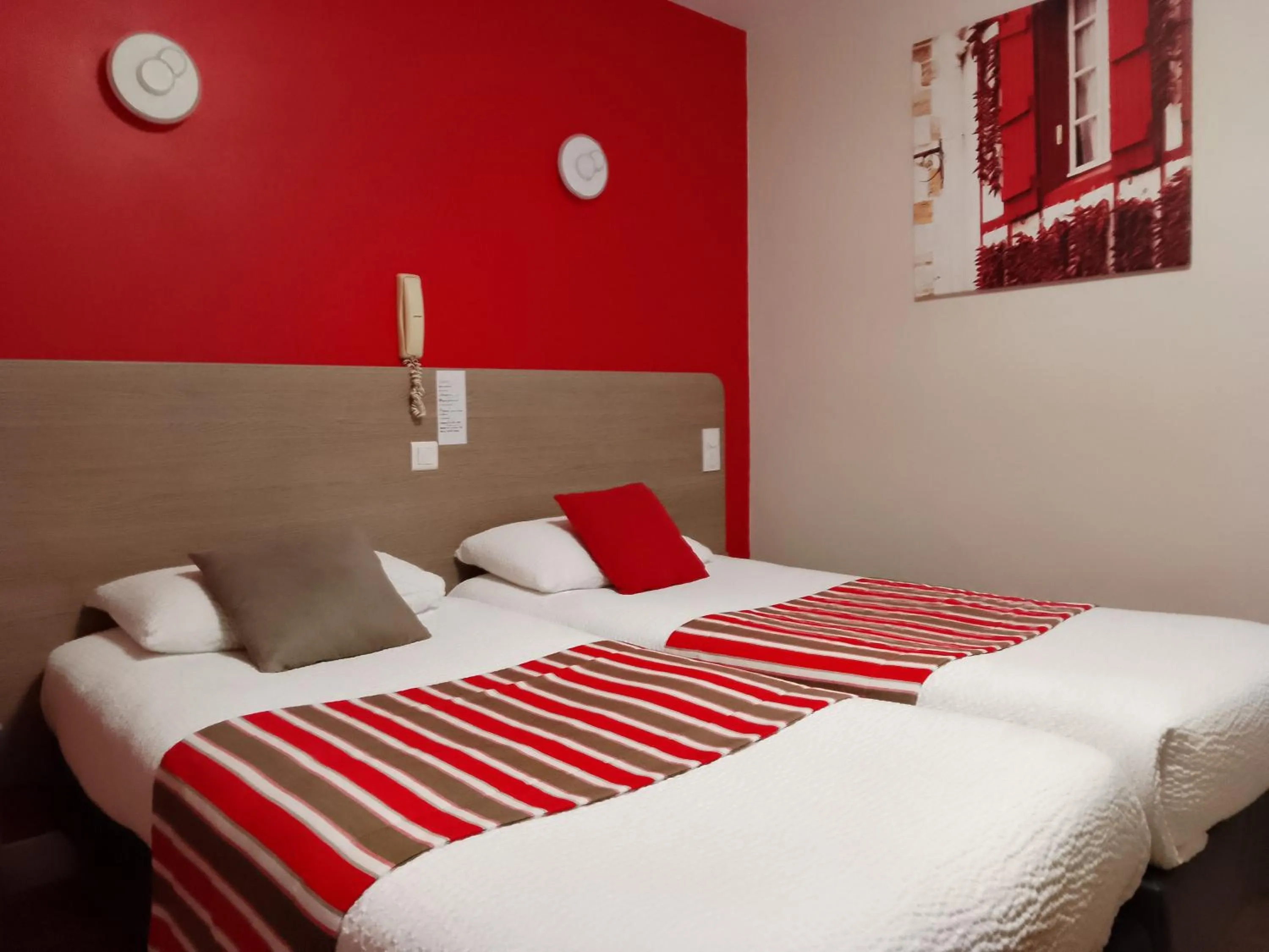 Property building, Bed in Logis Hôtel Andreinia & Cabanes