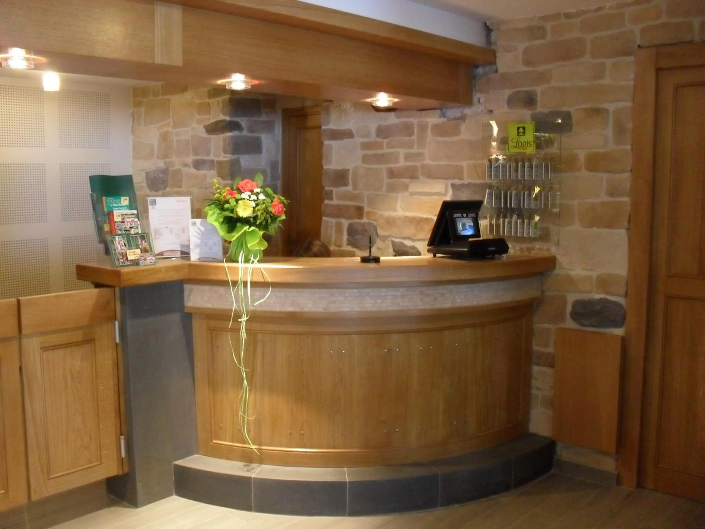 Lobby or reception in Logis Hôtel Andreinia & Cabanes