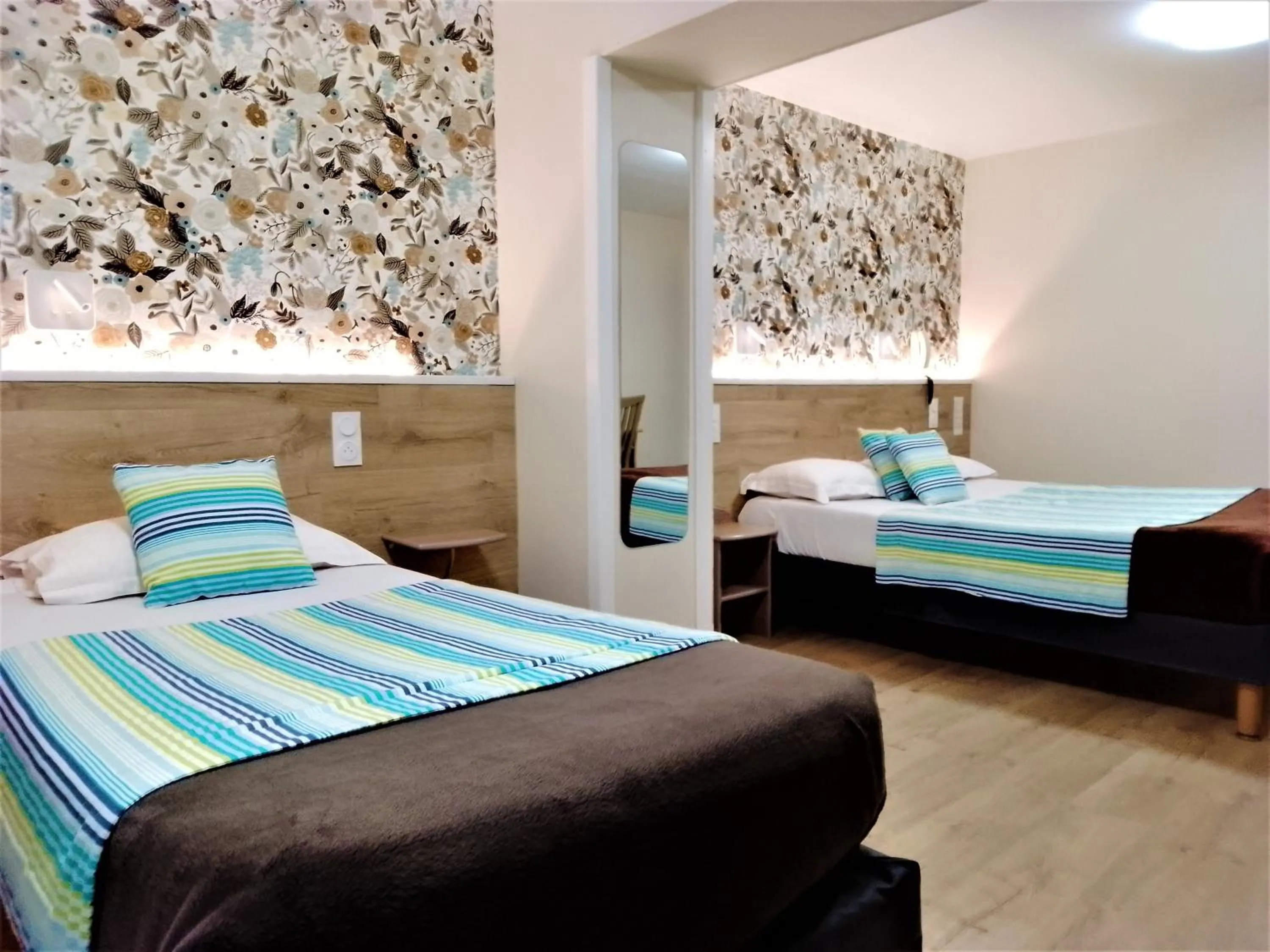 Property building, Bed in Logis Hôtel Andreinia & Cabanes