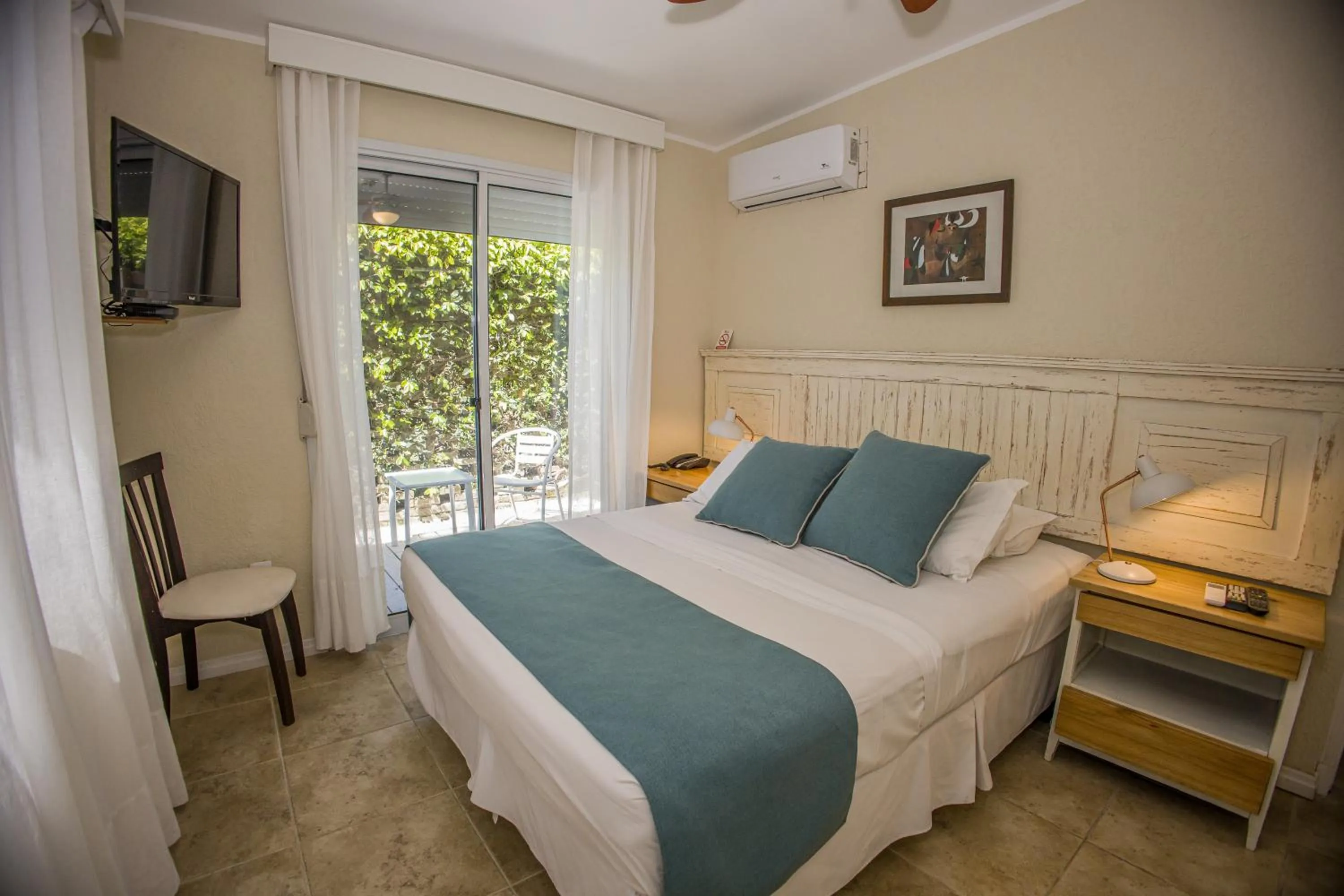 Bedroom, Bed in Joan Miró Hotel