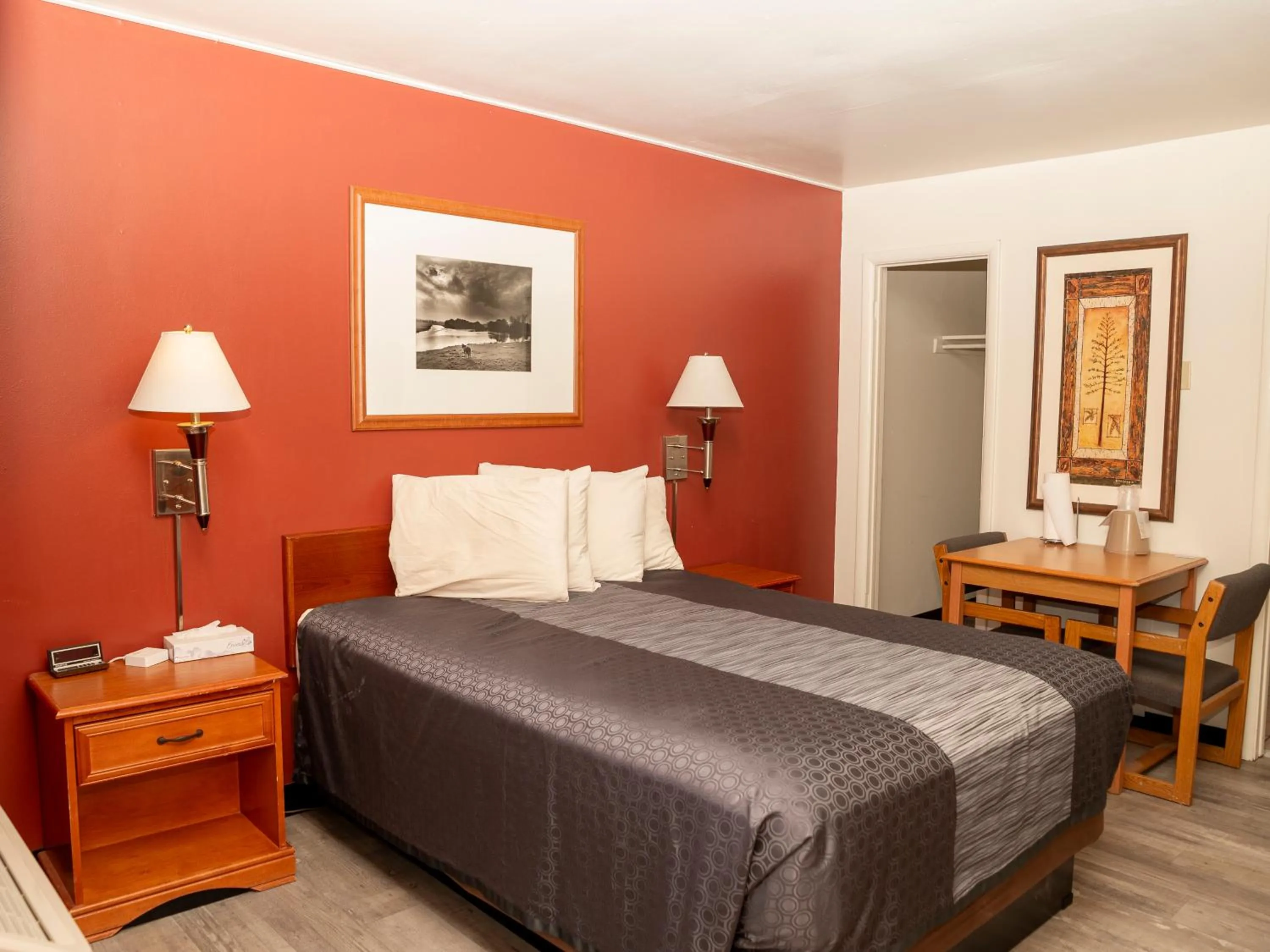 Bedroom, Bed in Auto Inn Motel & RV Park