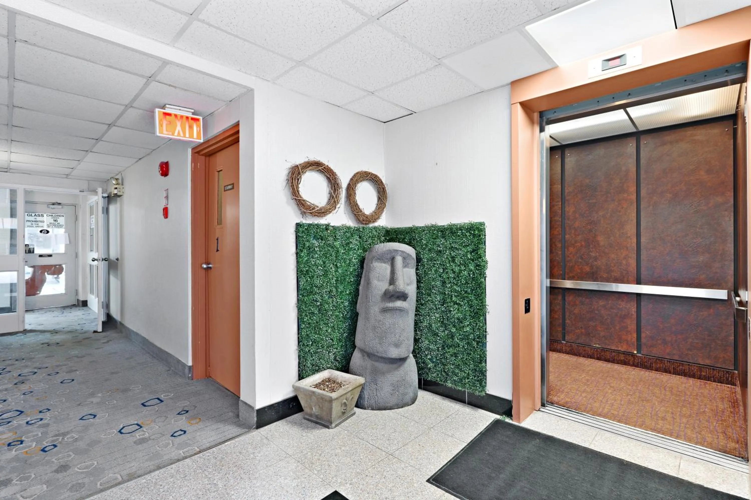 elevator in Niagara Lodge & Suites