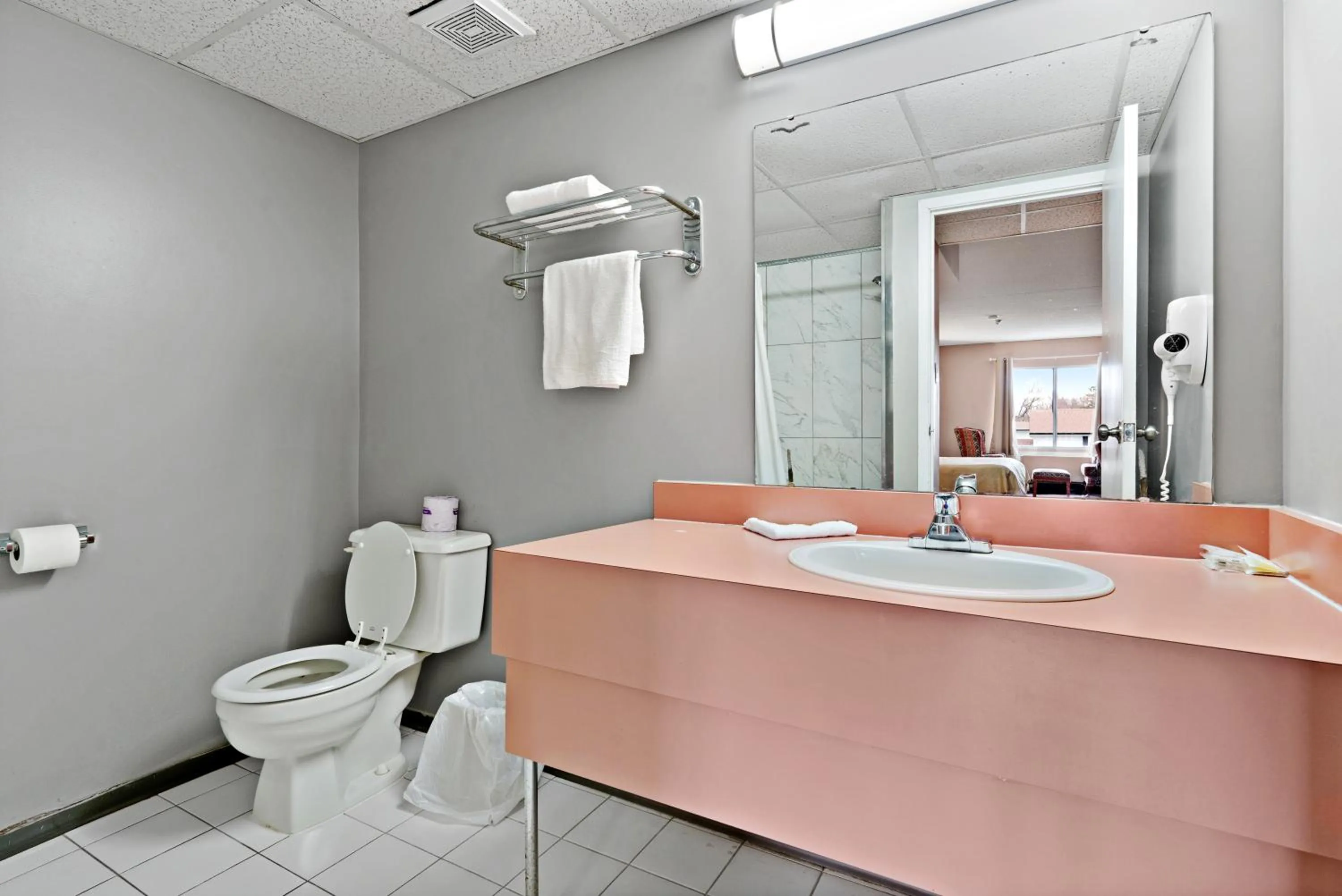 Toilet in Niagara Lodge & Suites