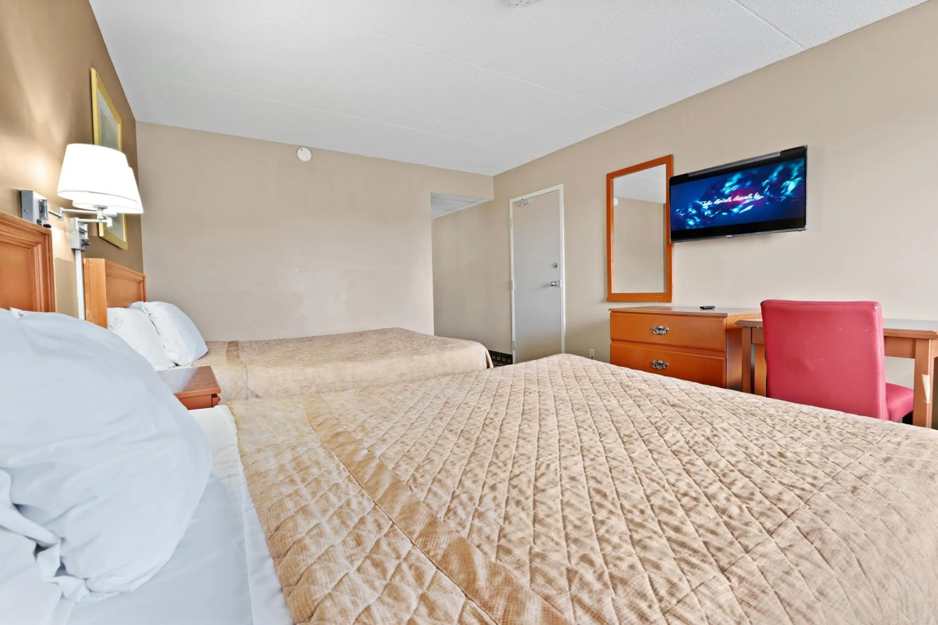 Bedroom, Bed in Niagara Lodge & Suites