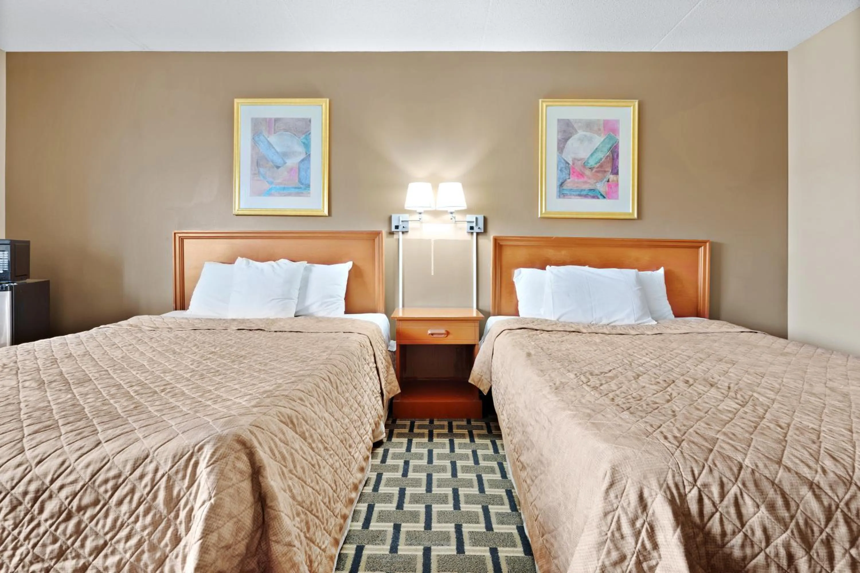 Bedroom, Bed in Niagara Lodge & Suites