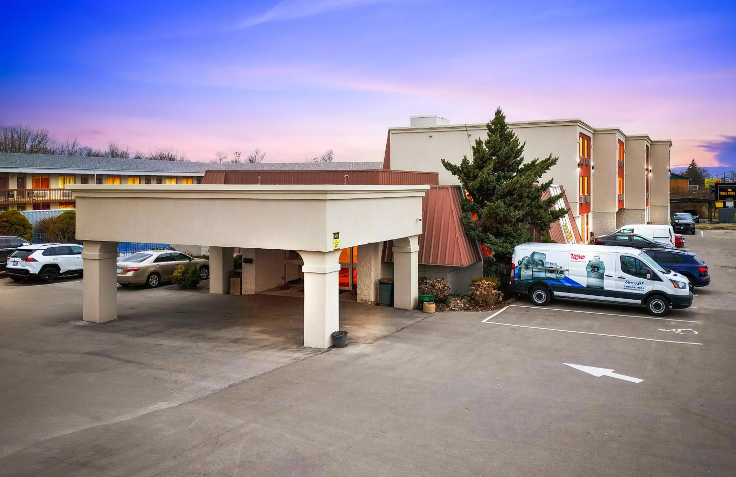 Property building in Niagara Lodge & Suites