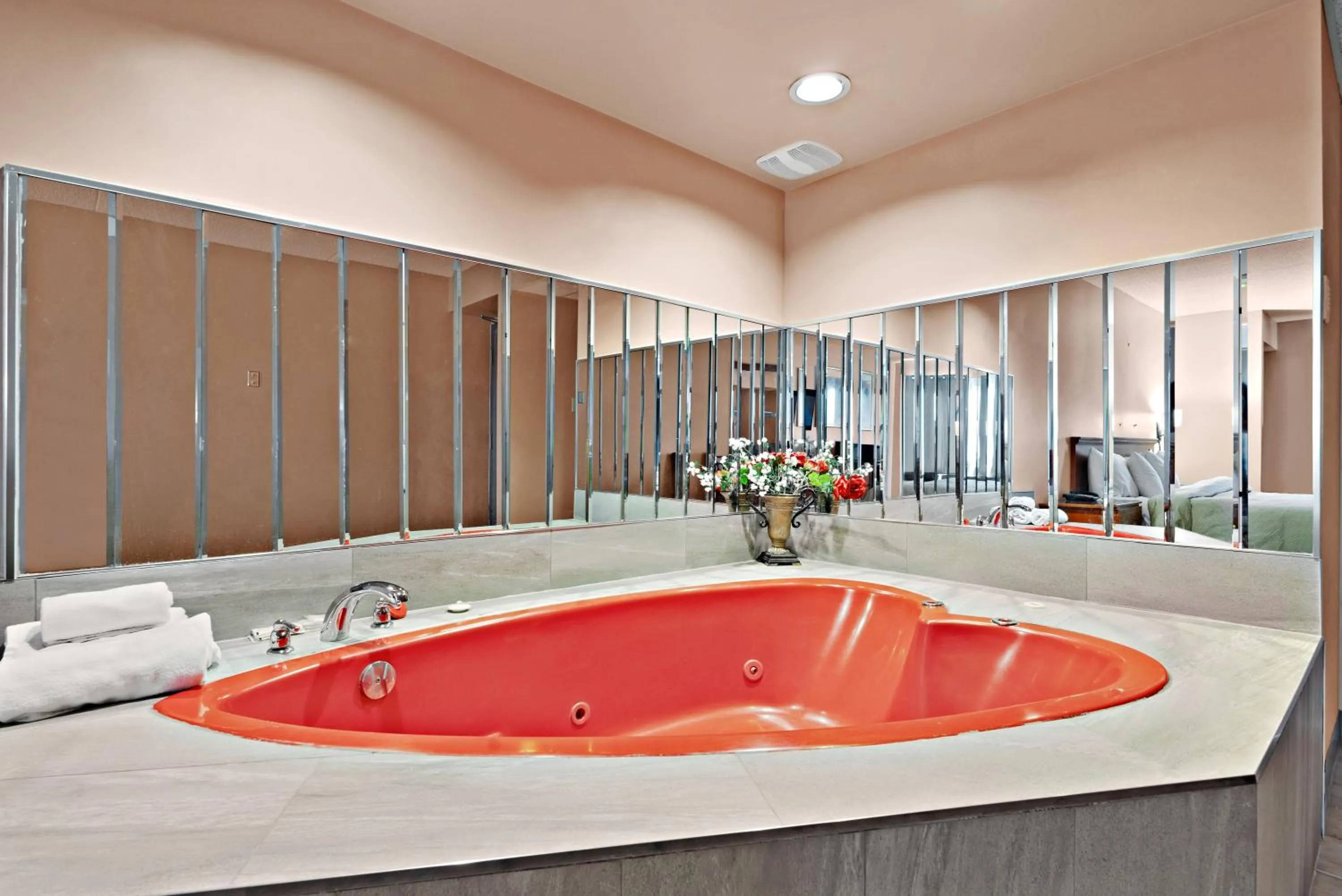 Bedroom in Niagara Lodge & Suites