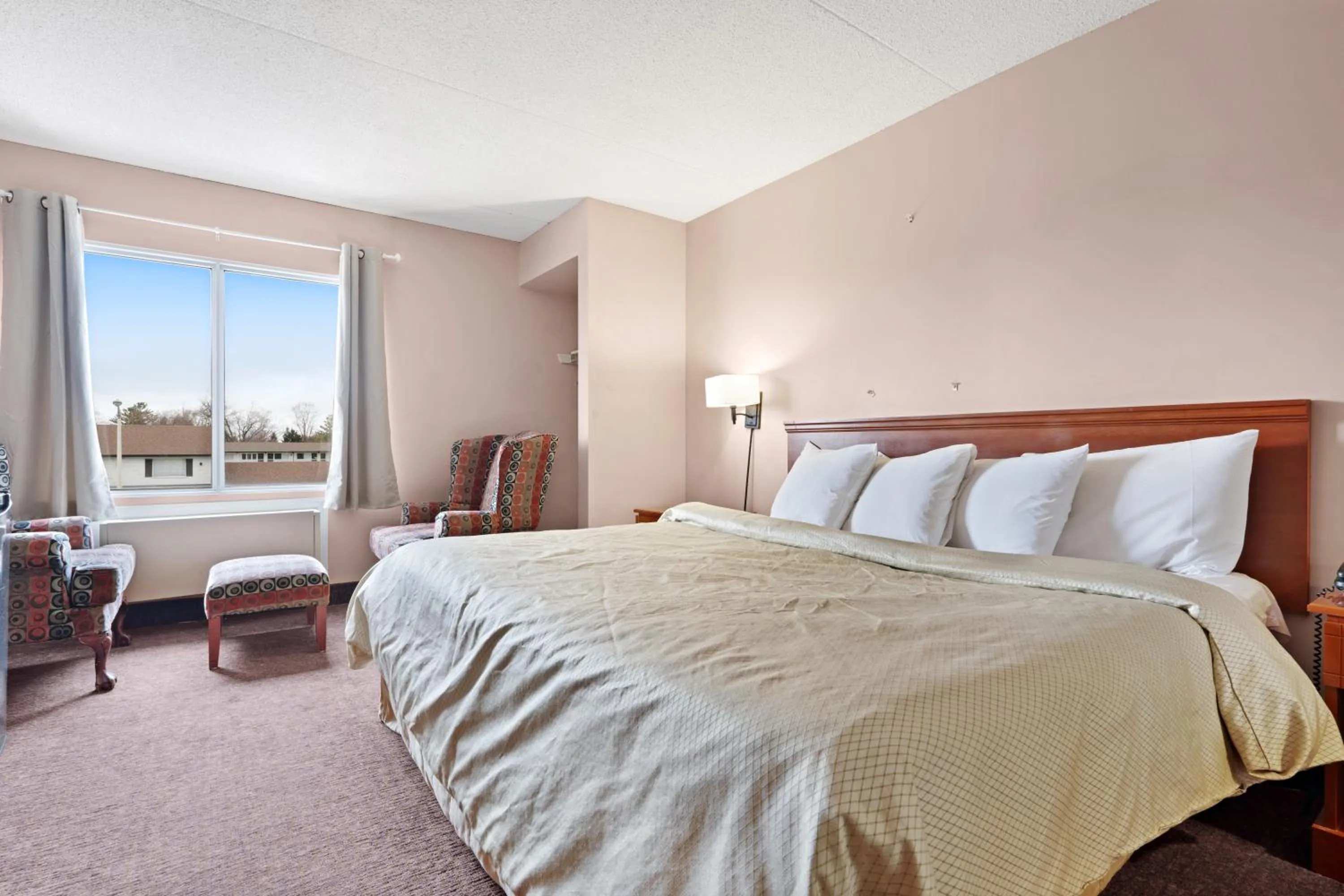 Bedroom, Bed in Niagara Lodge & Suites