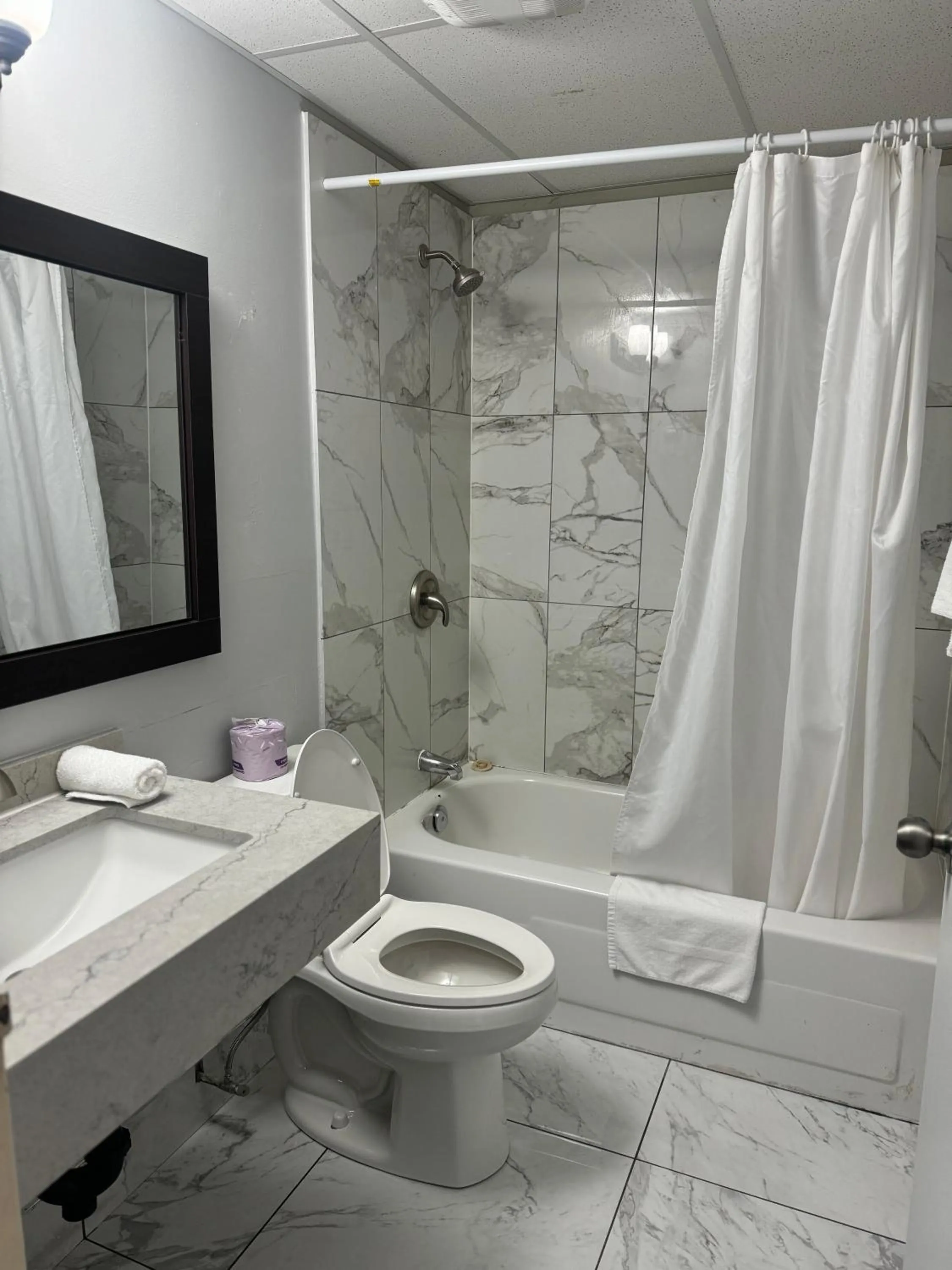 Shower in Niagara Lodge & Suites