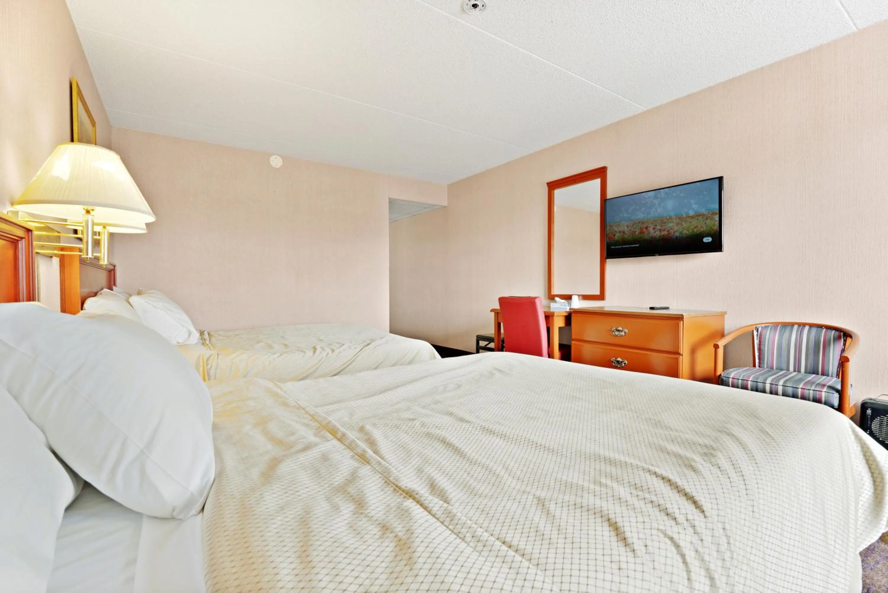 Bedroom, Bed in Niagara Lodge & Suites