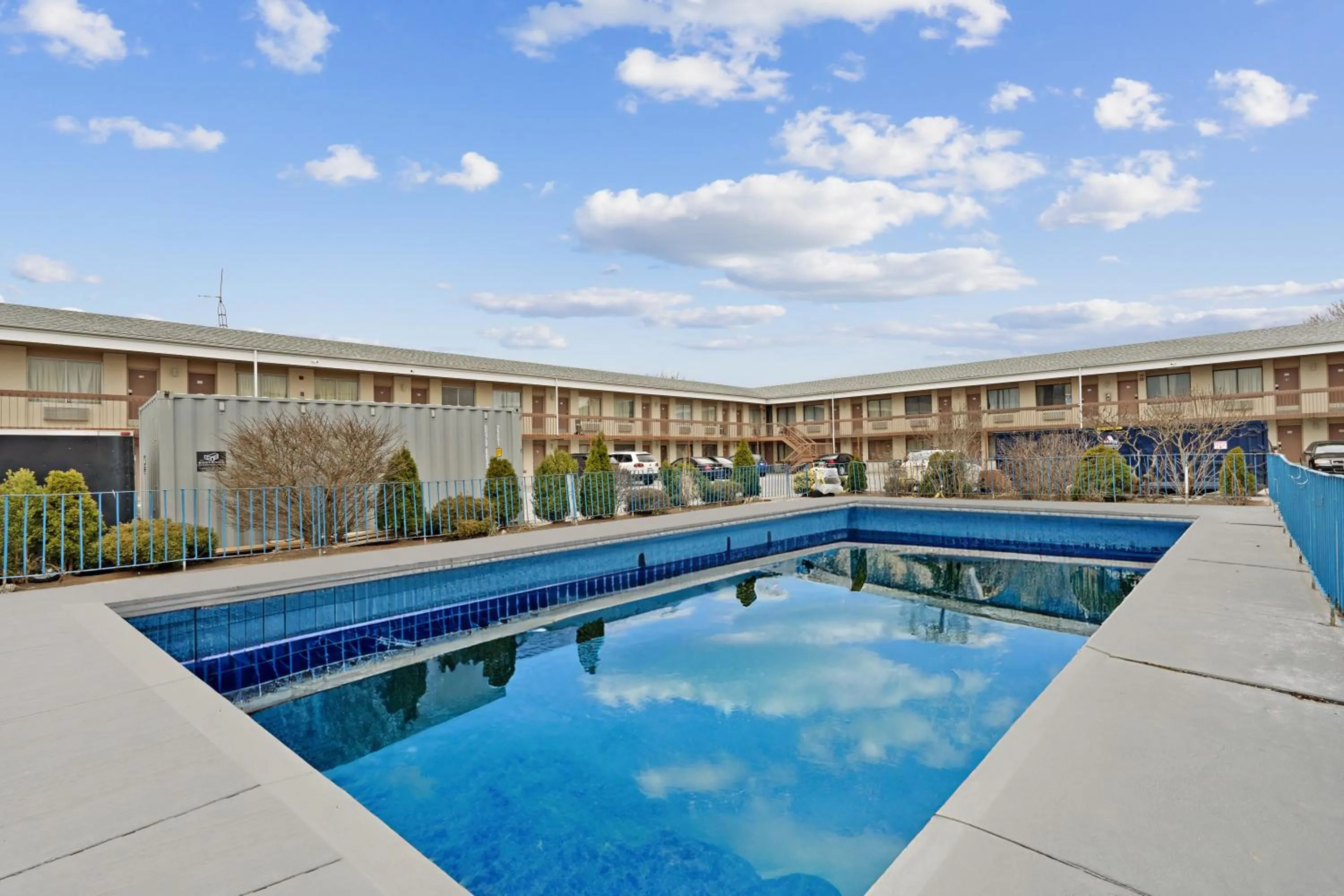 Swimming pool in Niagara Lodge & Suites