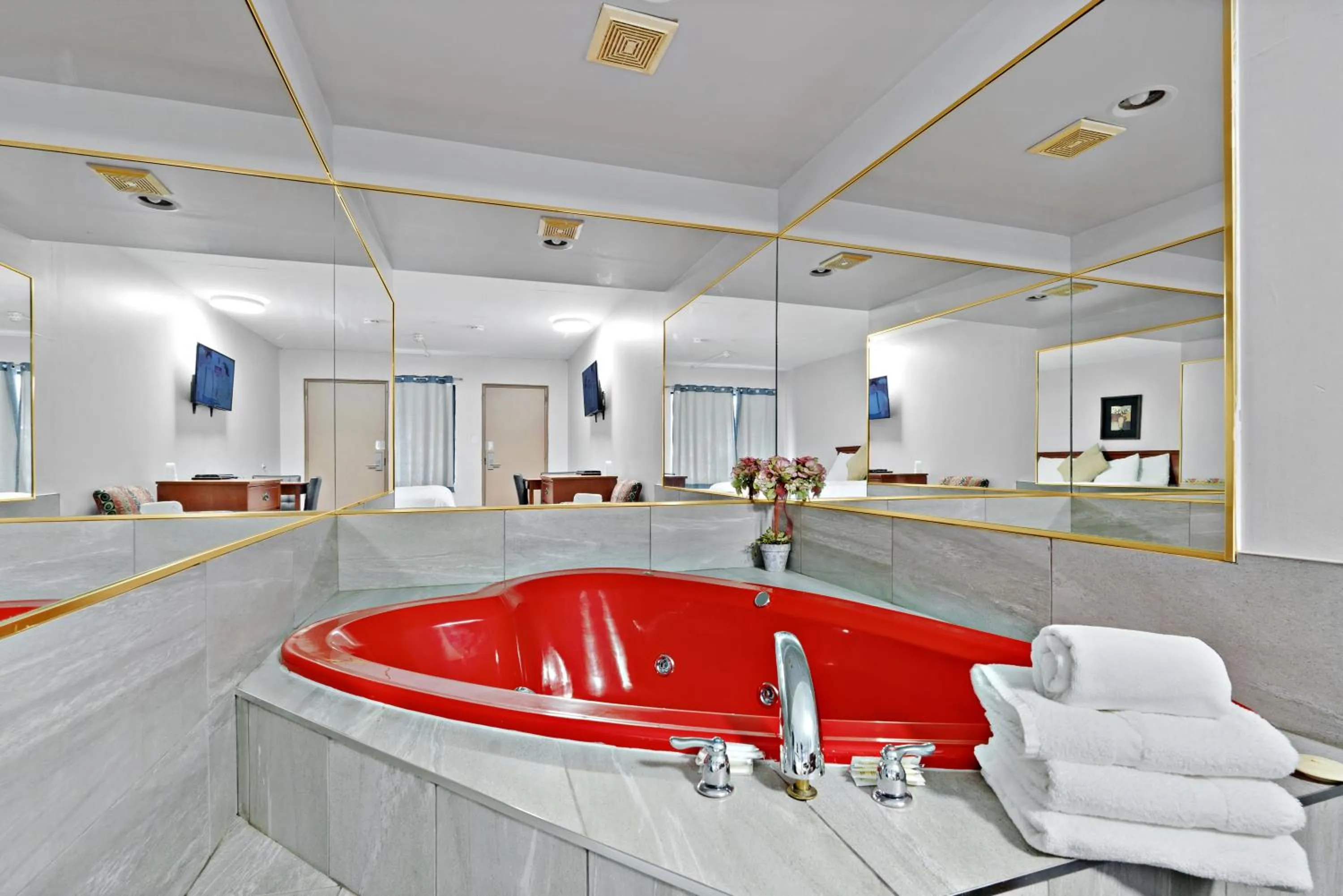 Bedroom in Niagara Lodge & Suites