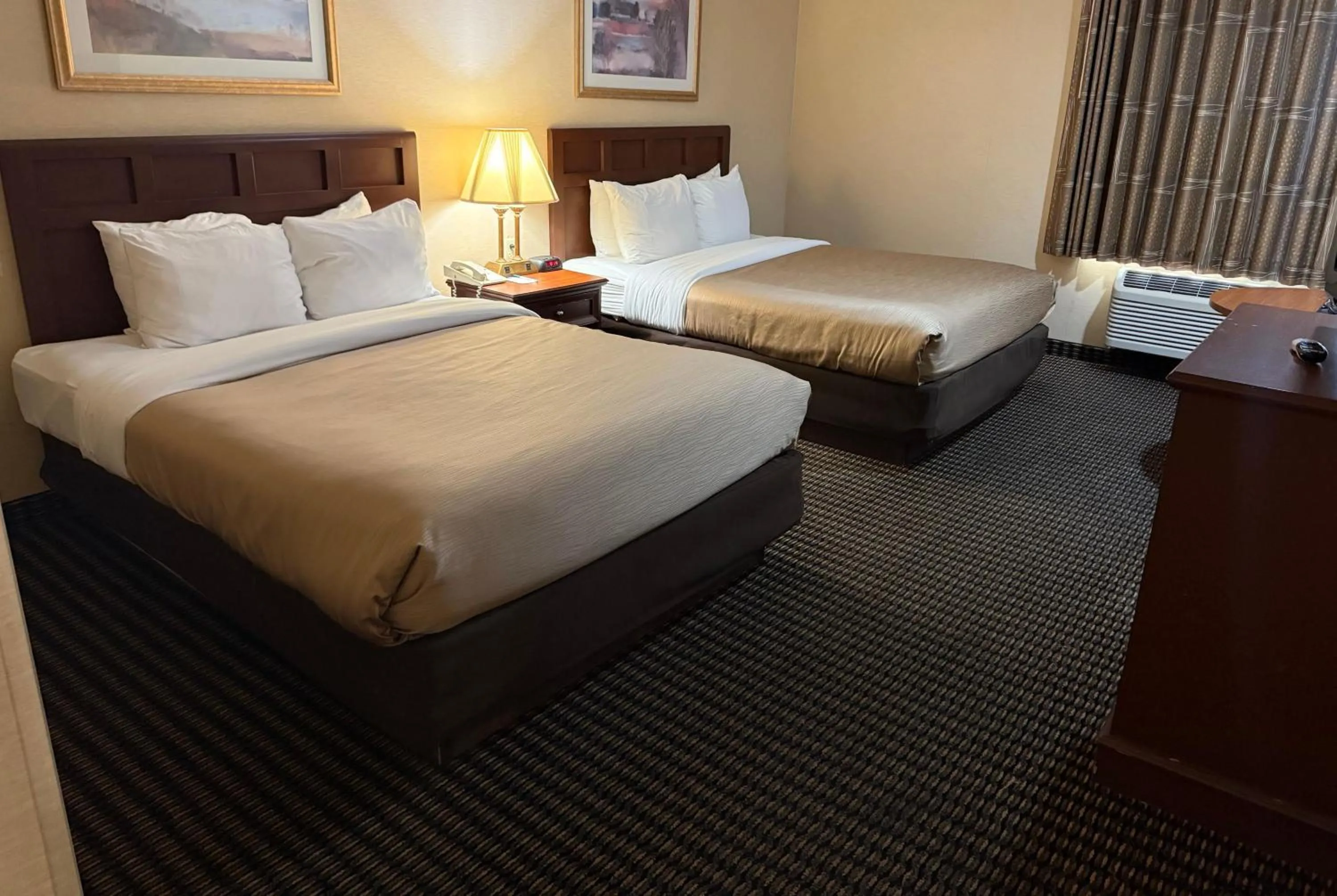 Photo of the whole room, Bed in Wingate by Wyndham Livonia