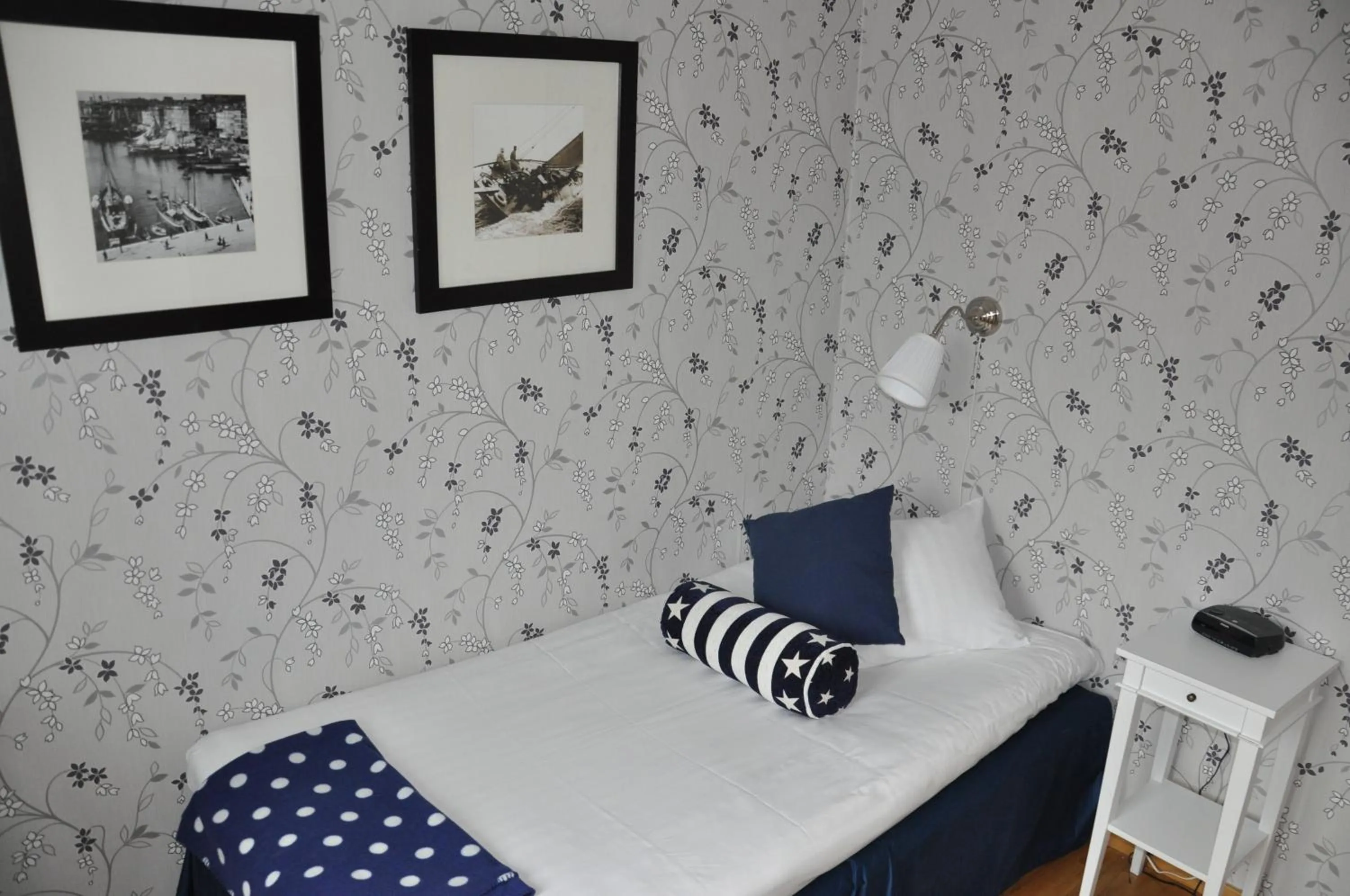 Bed in Strand Hotell