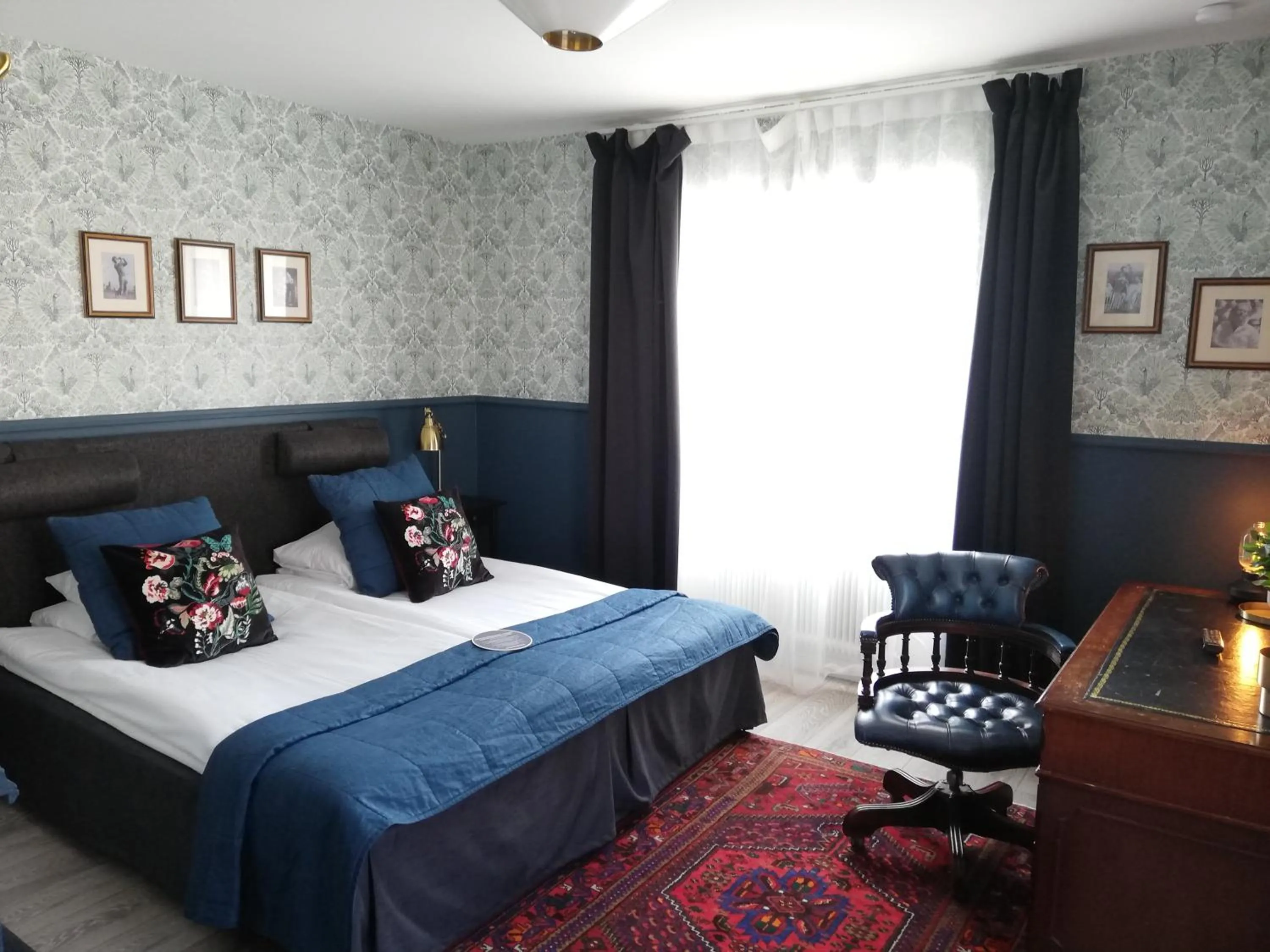 Bed in Strand Hotell