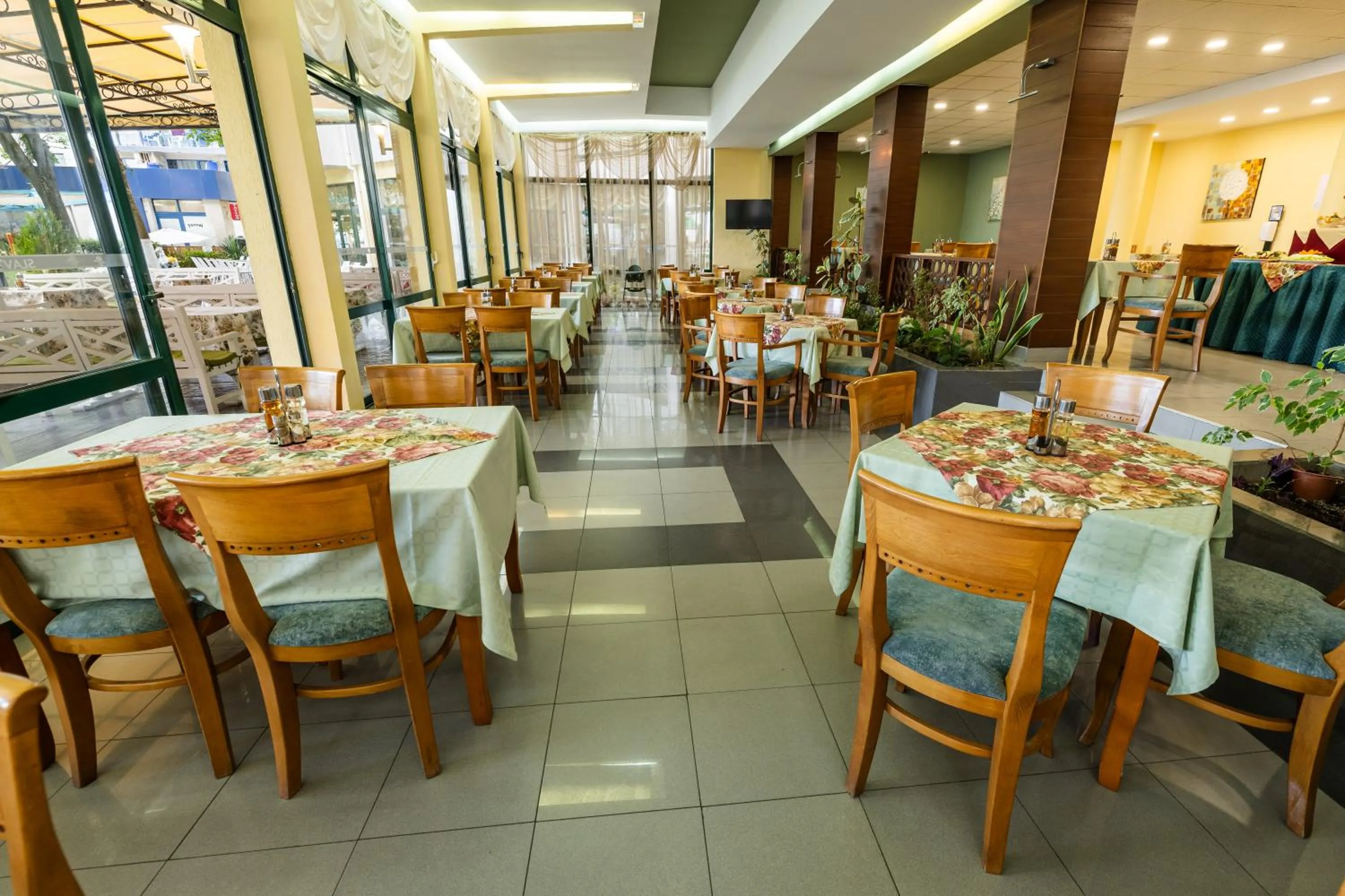 Restaurant/places to eat in Hotel Slavyanski