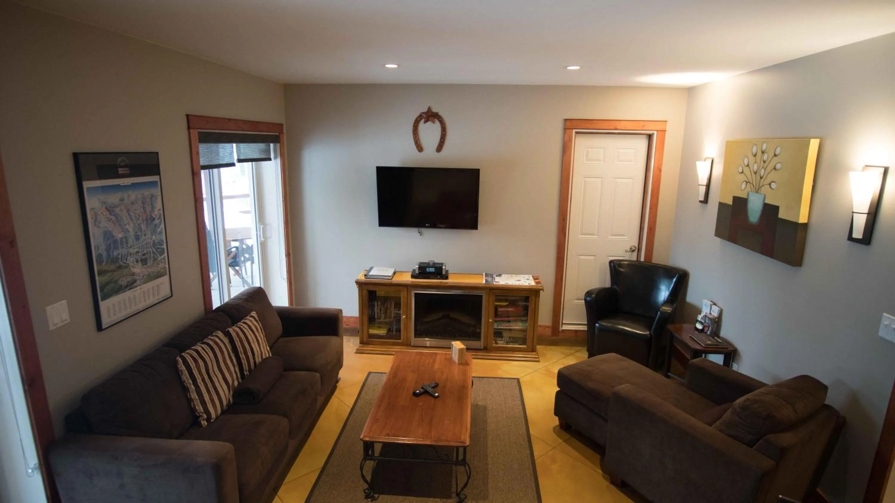 TV and multimedia in Cedar House Restaurant & Chalets