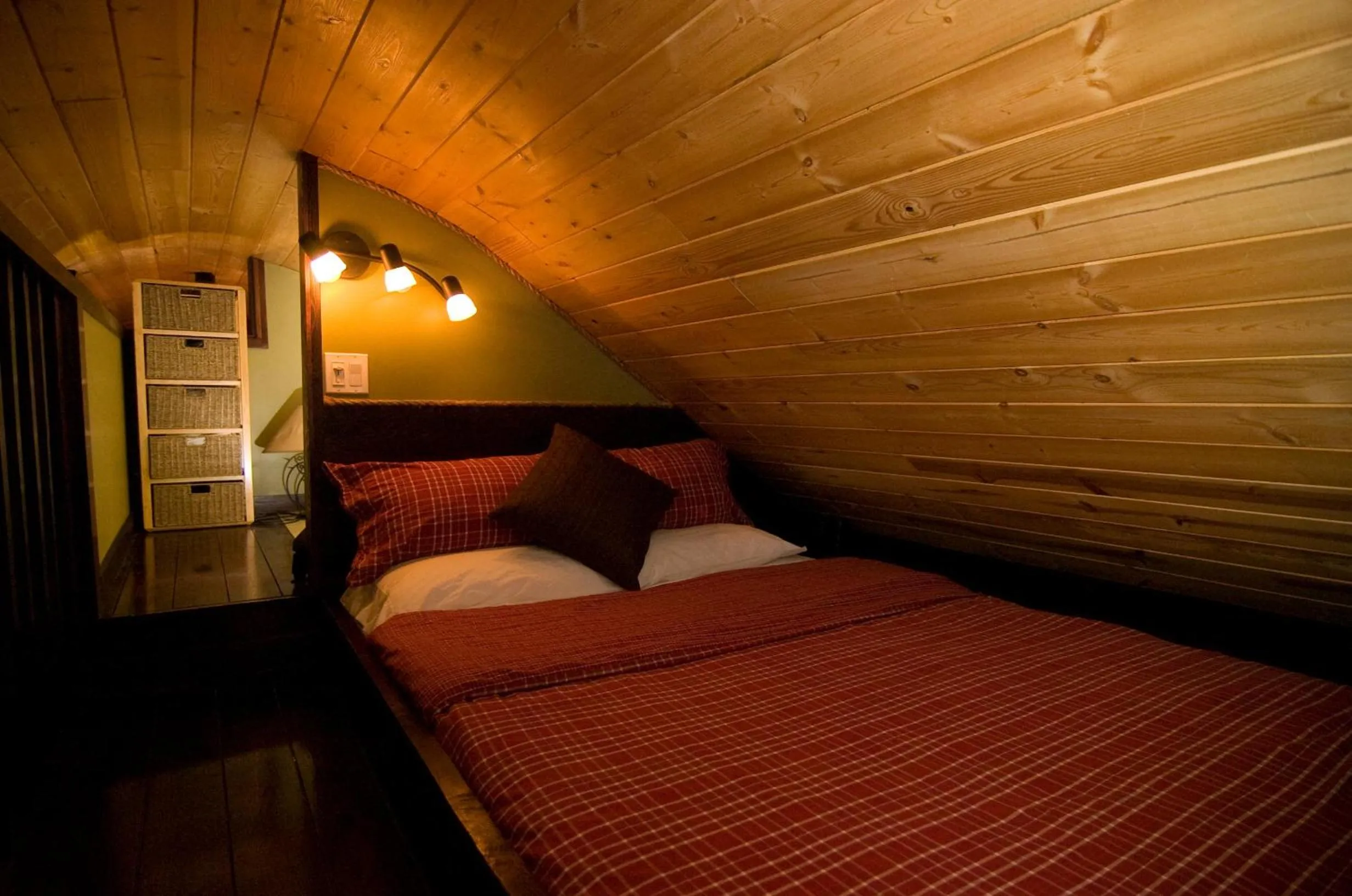 Bed in Cedar House Restaurant & Chalets