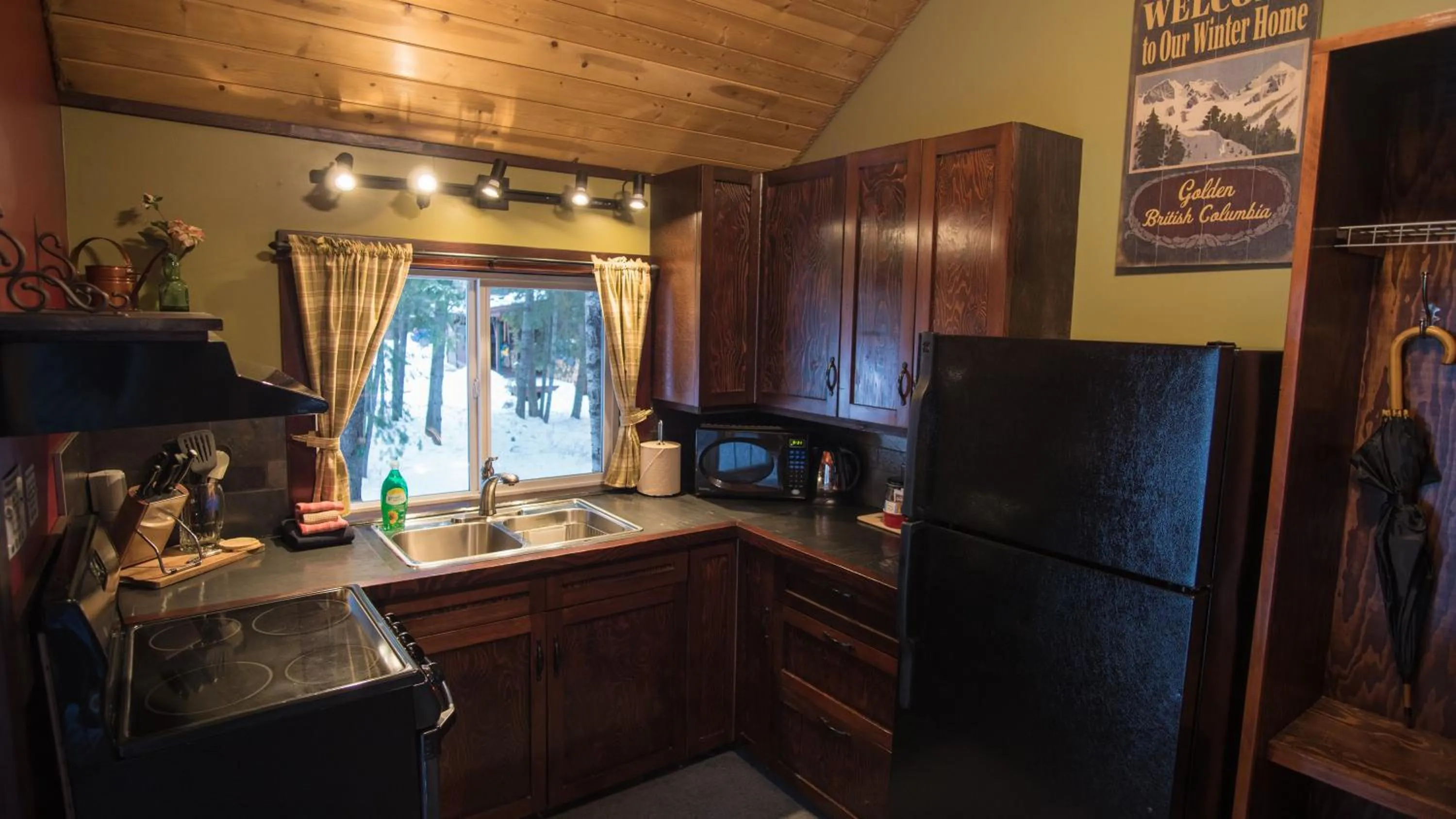Kitchen or kitchenette in Cedar House Restaurant & Chalets
