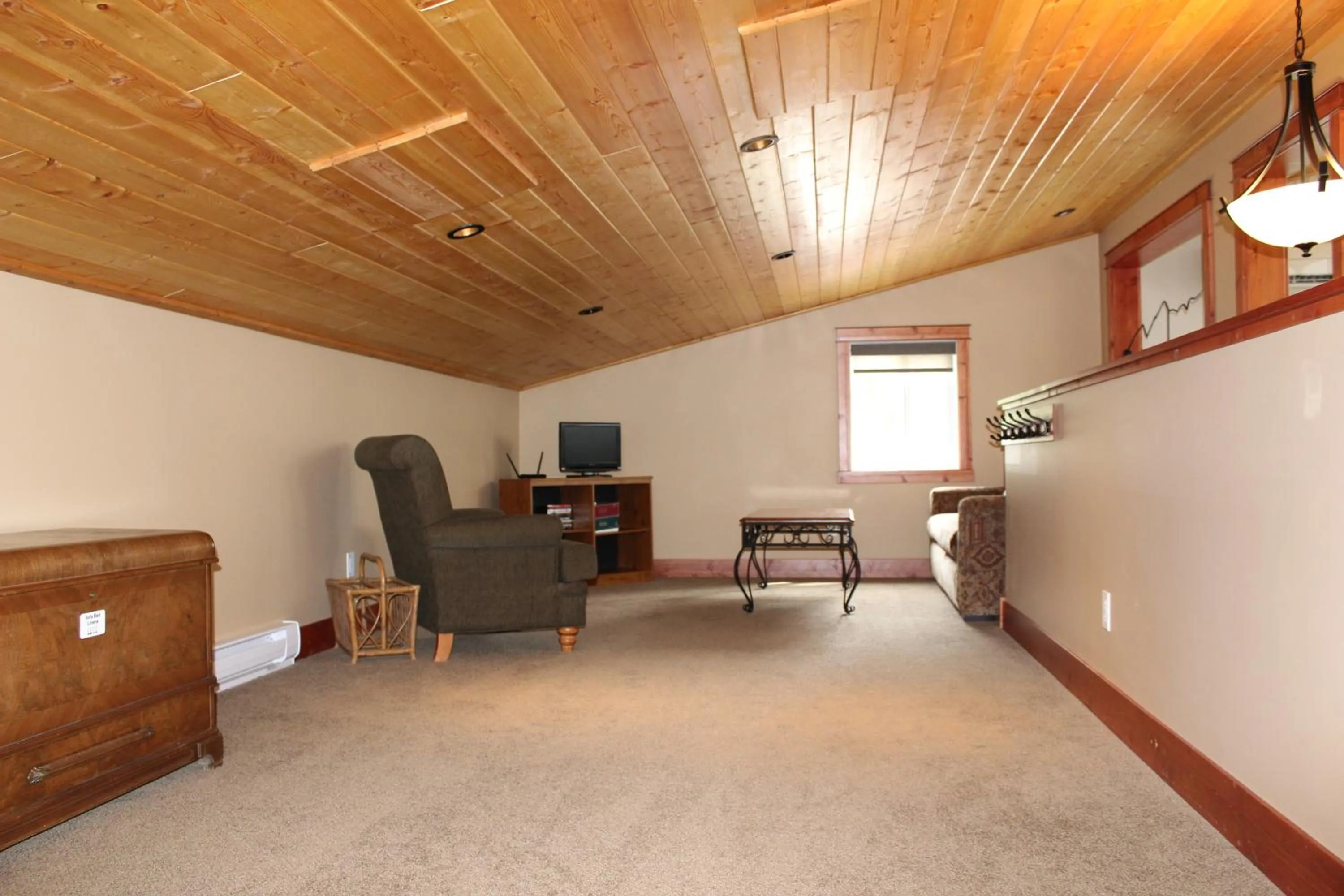 Bed in Cedar House Restaurant & Chalets