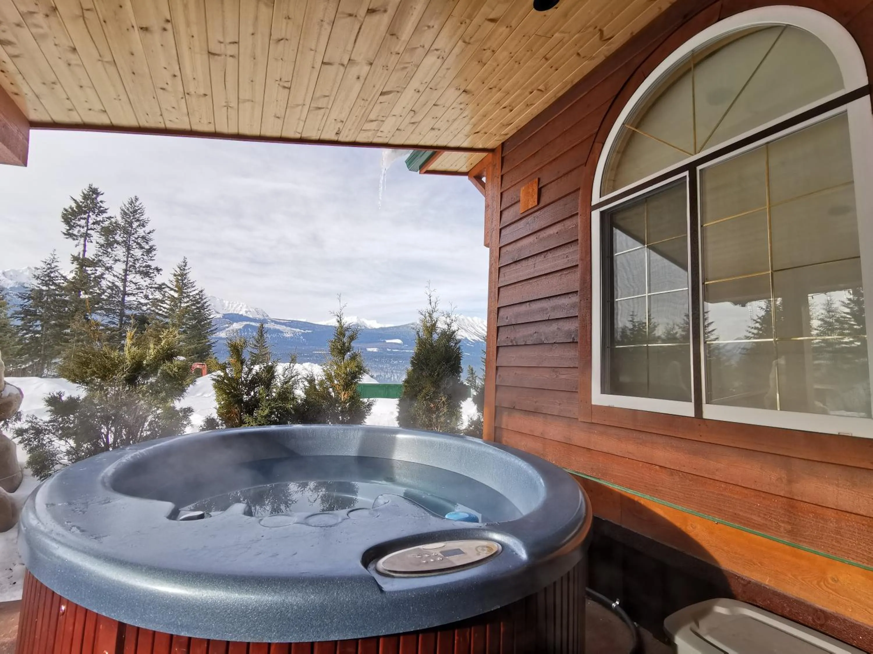 Hot Tub in Cedar House Restaurant & Chalets