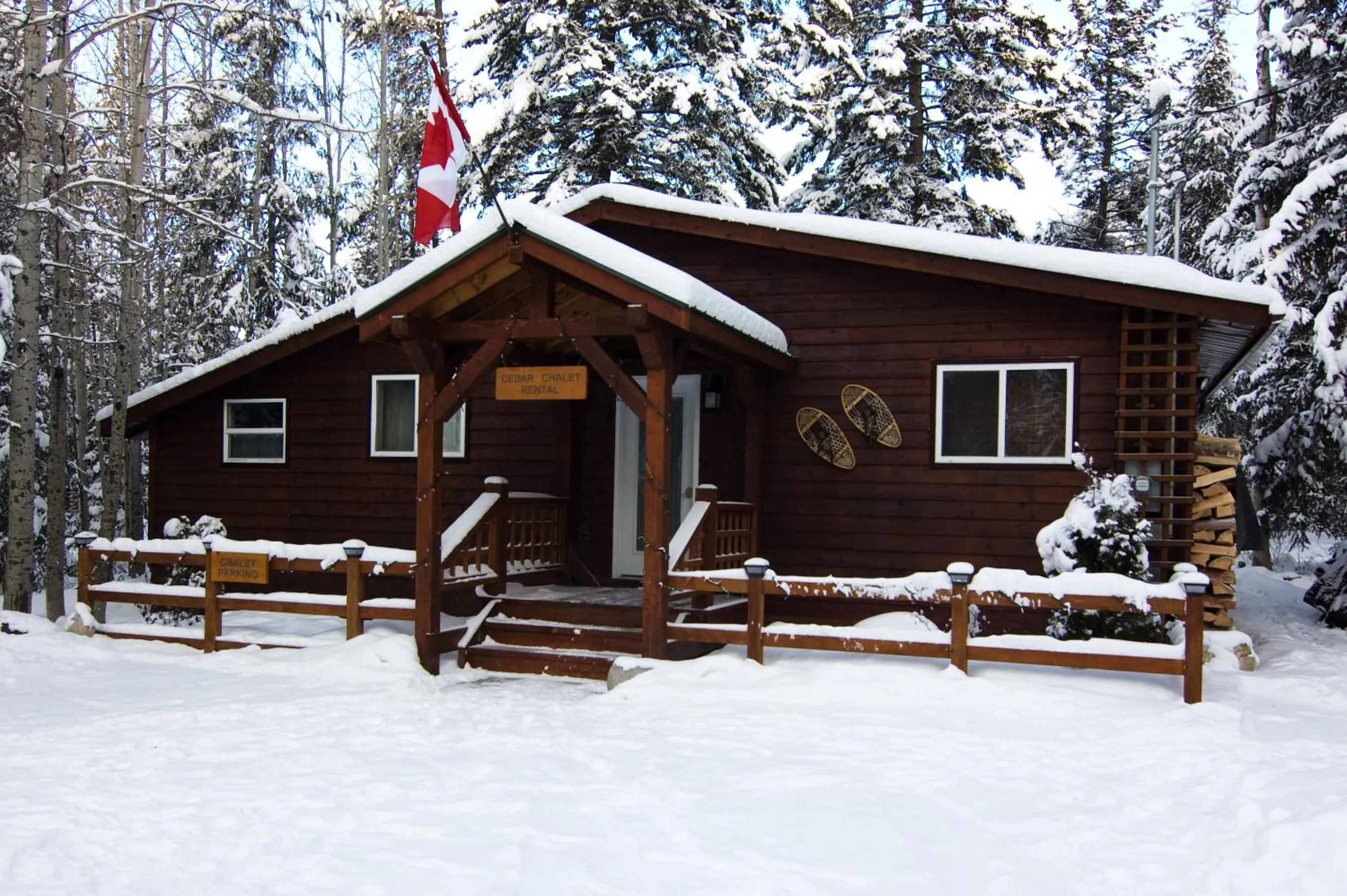 Facade/entrance in Cedar House Restaurant & Chalets