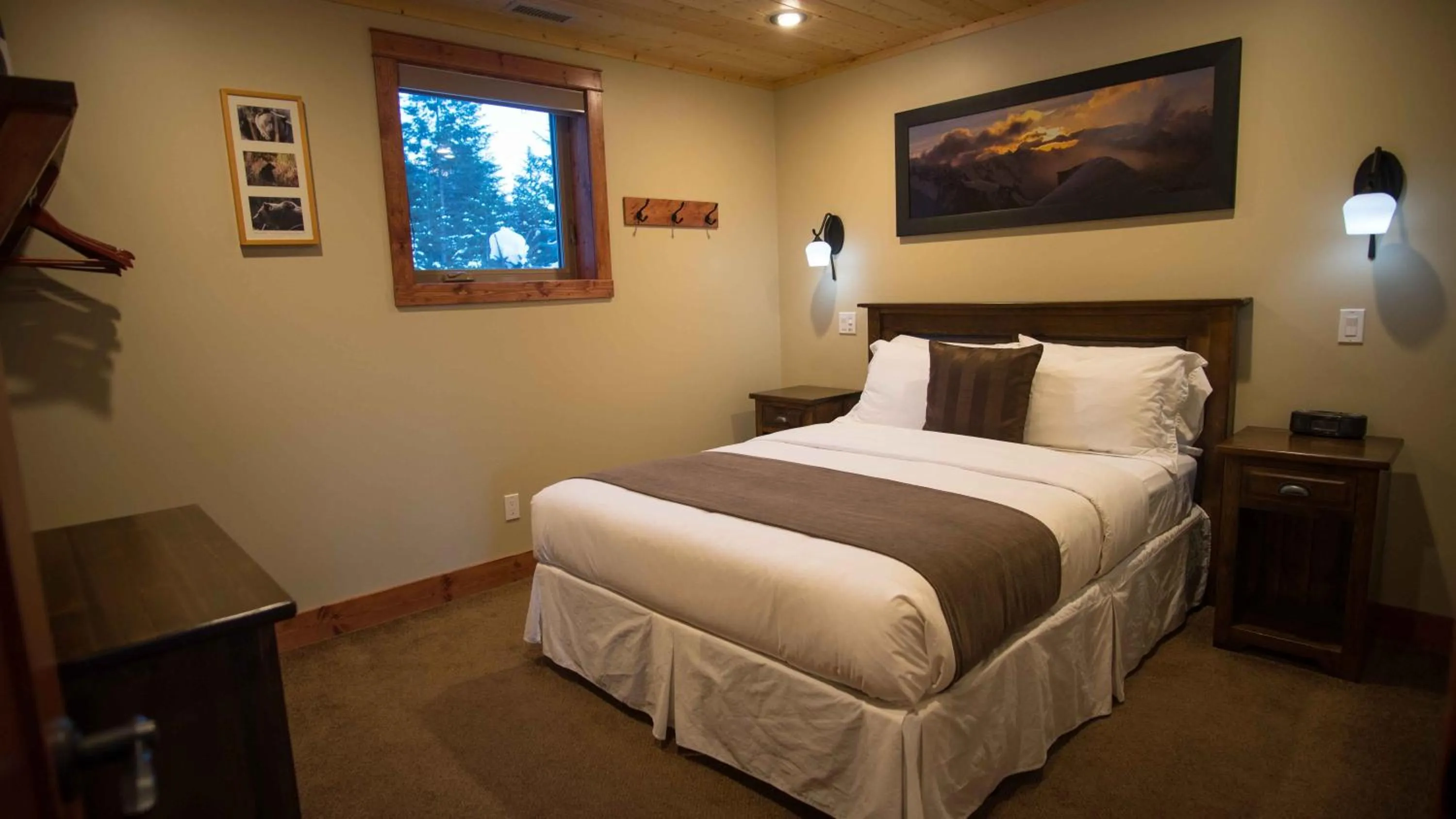 Bed in Cedar House Restaurant & Chalets