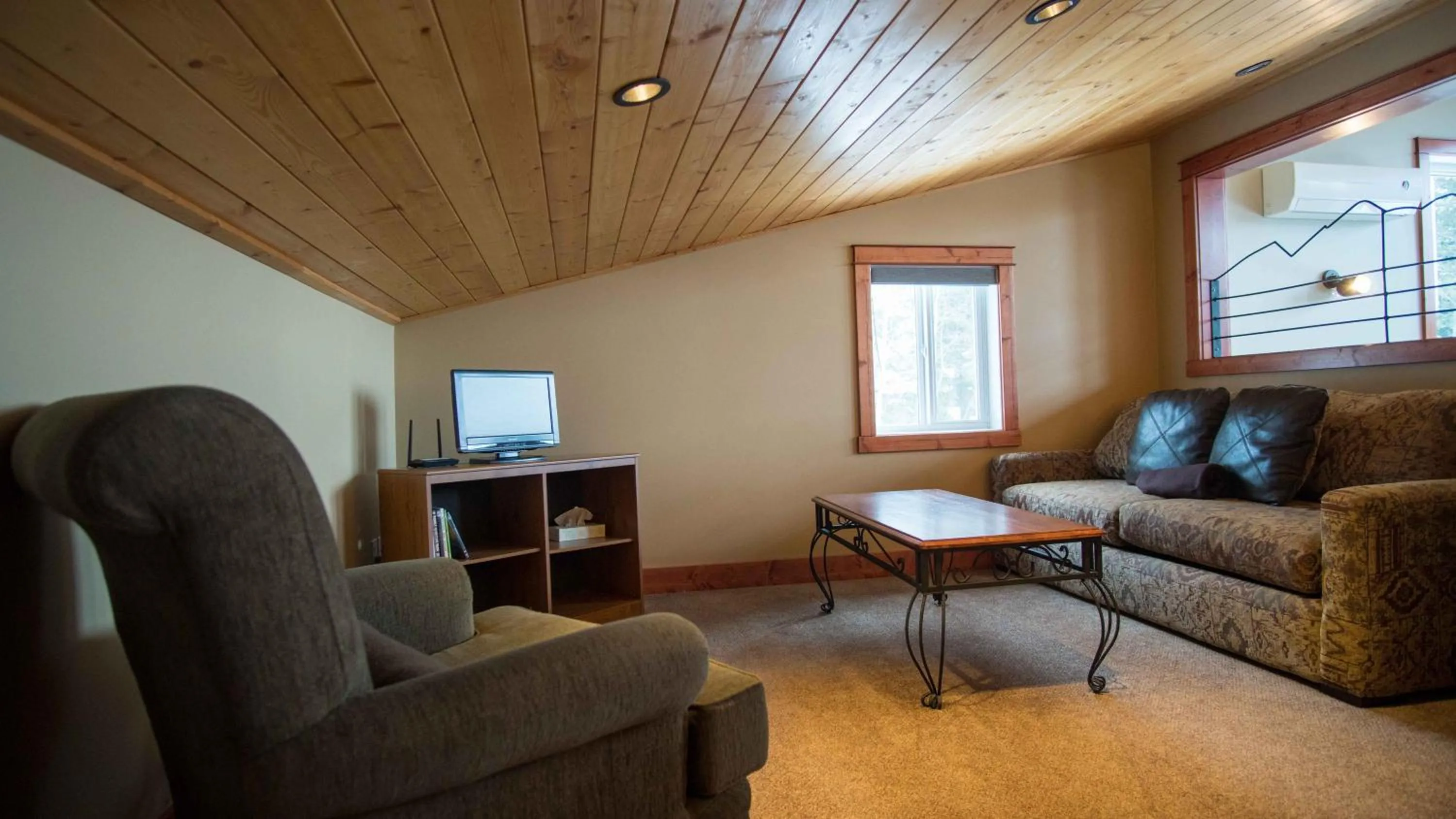 TV and multimedia in Cedar House Restaurant & Chalets