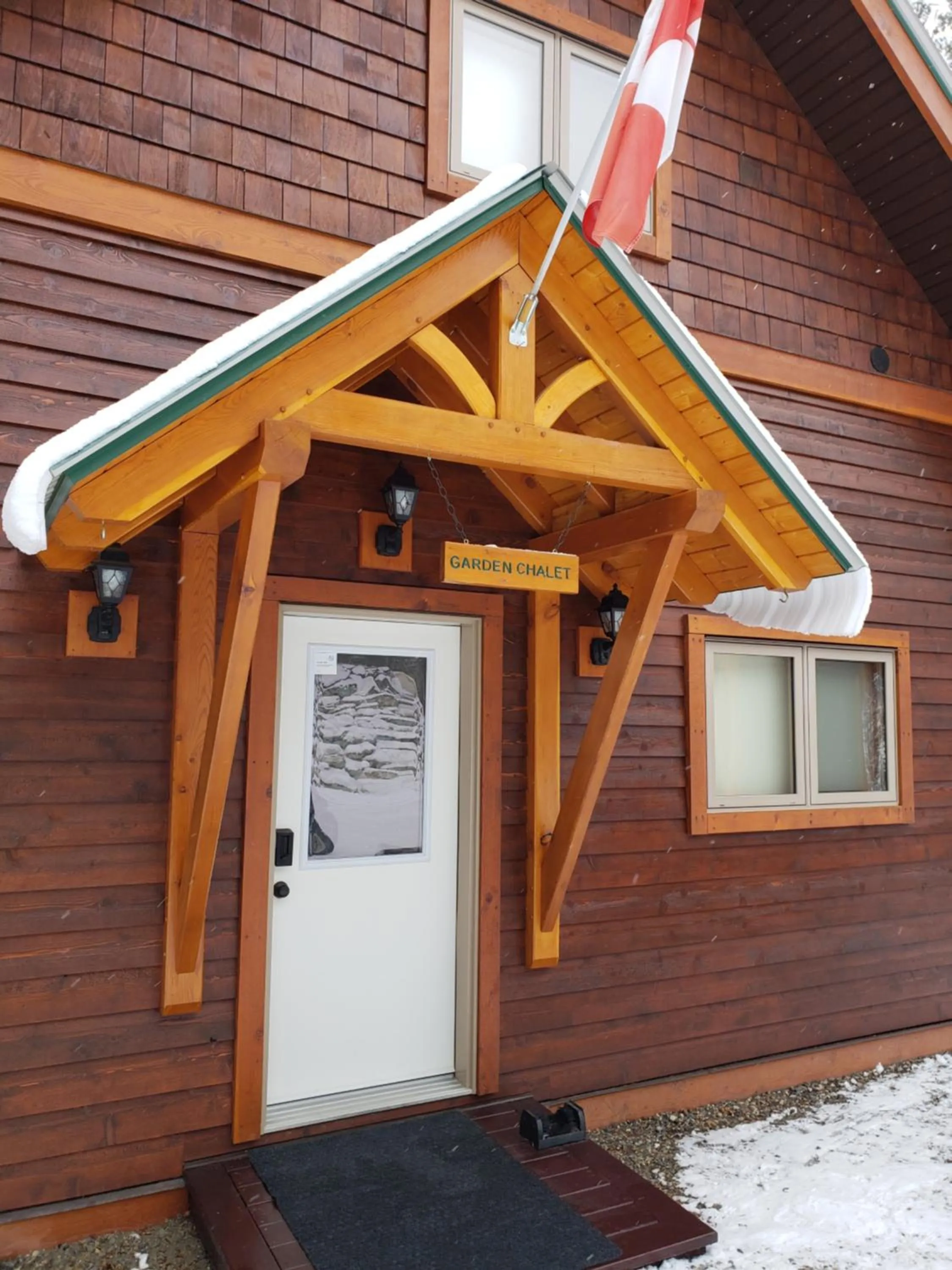 Facade/entrance in Cedar House Restaurant & Chalets