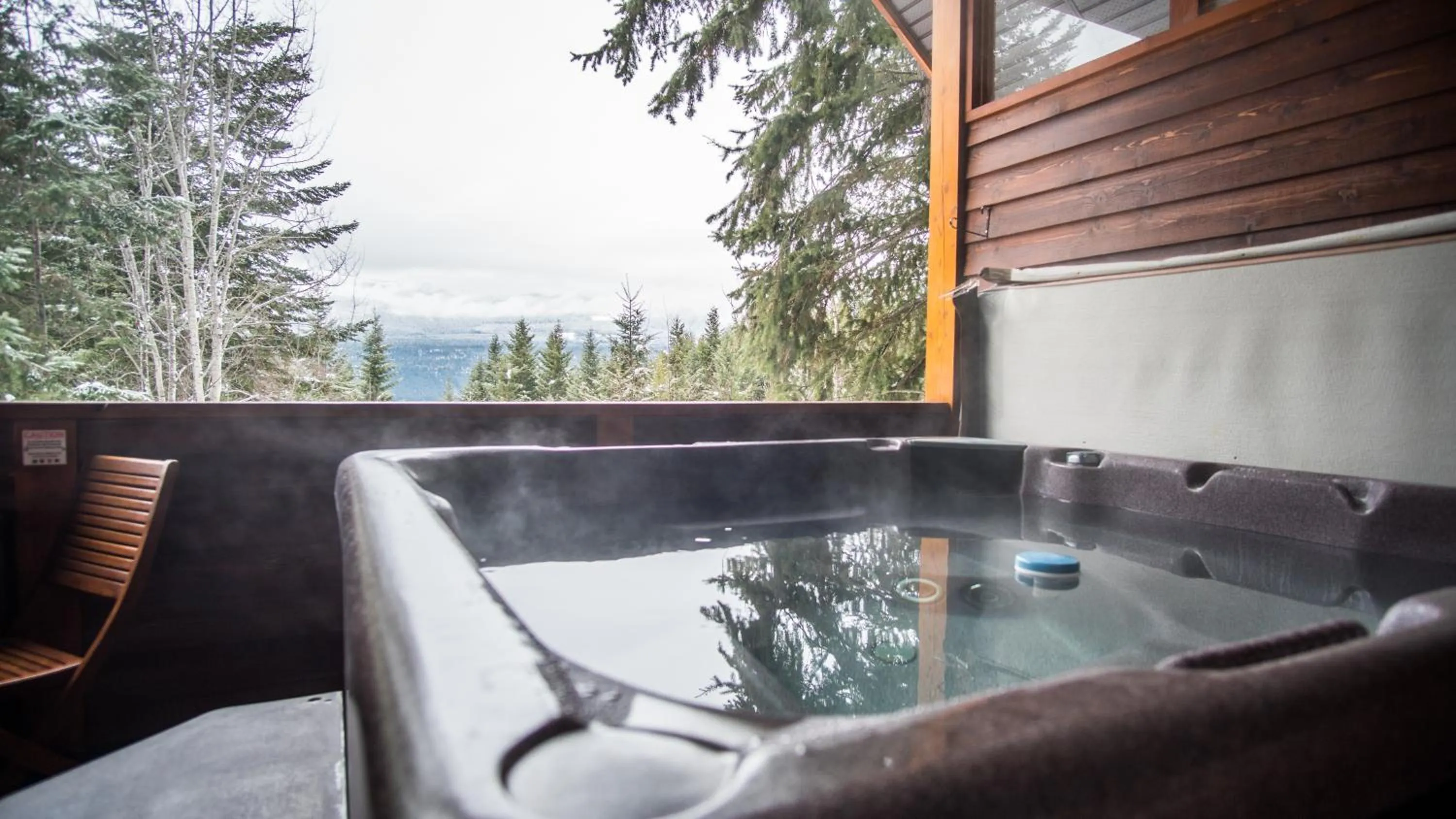 Patio in Cedar House Restaurant & Chalets