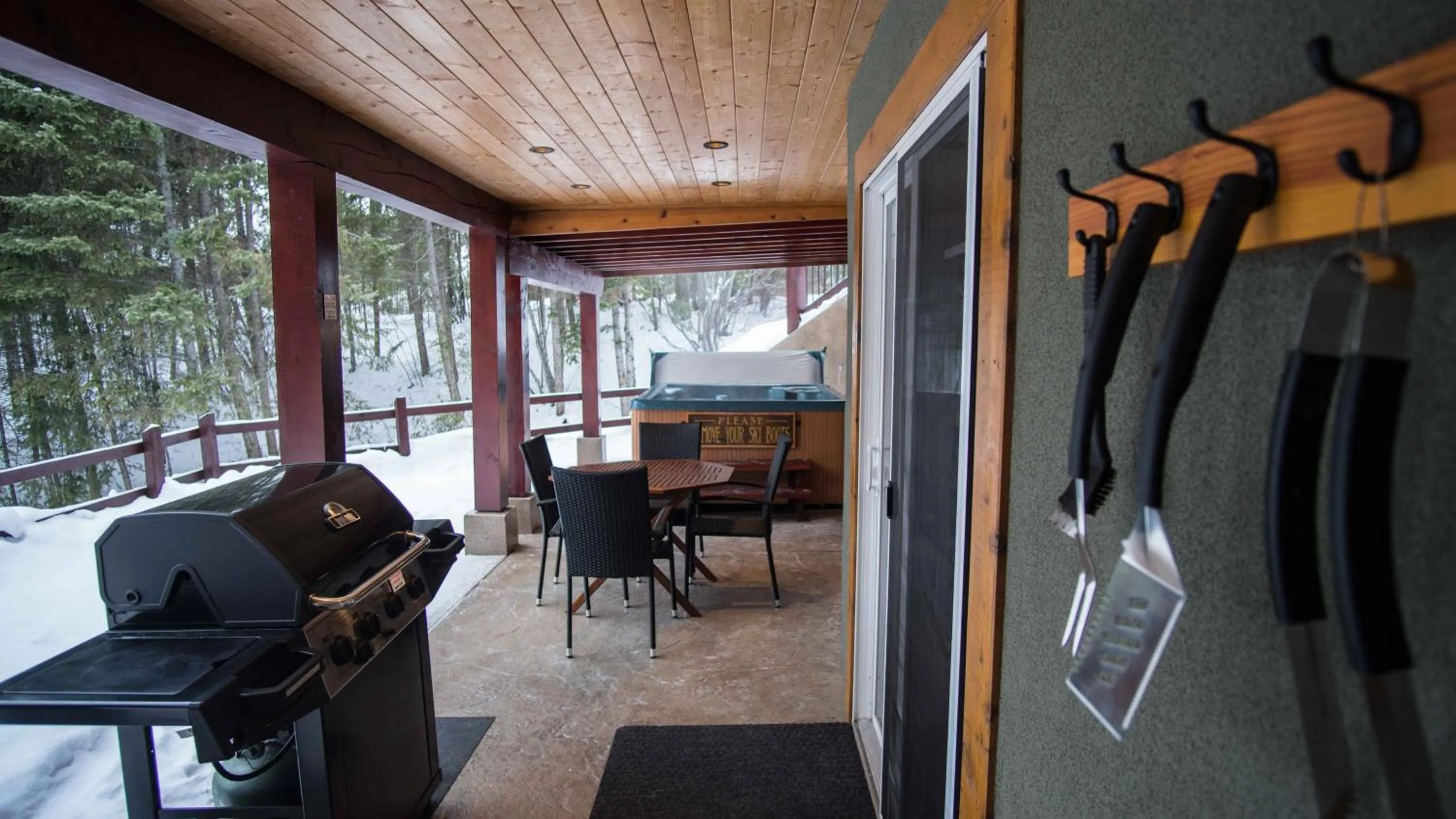 Patio in Cedar House Restaurant & Chalets