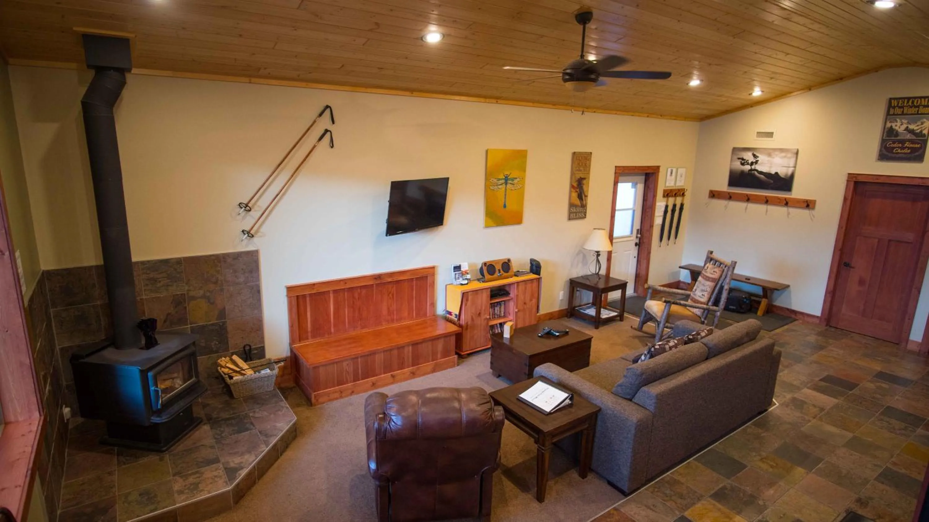 TV and multimedia in Cedar House Restaurant & Chalets