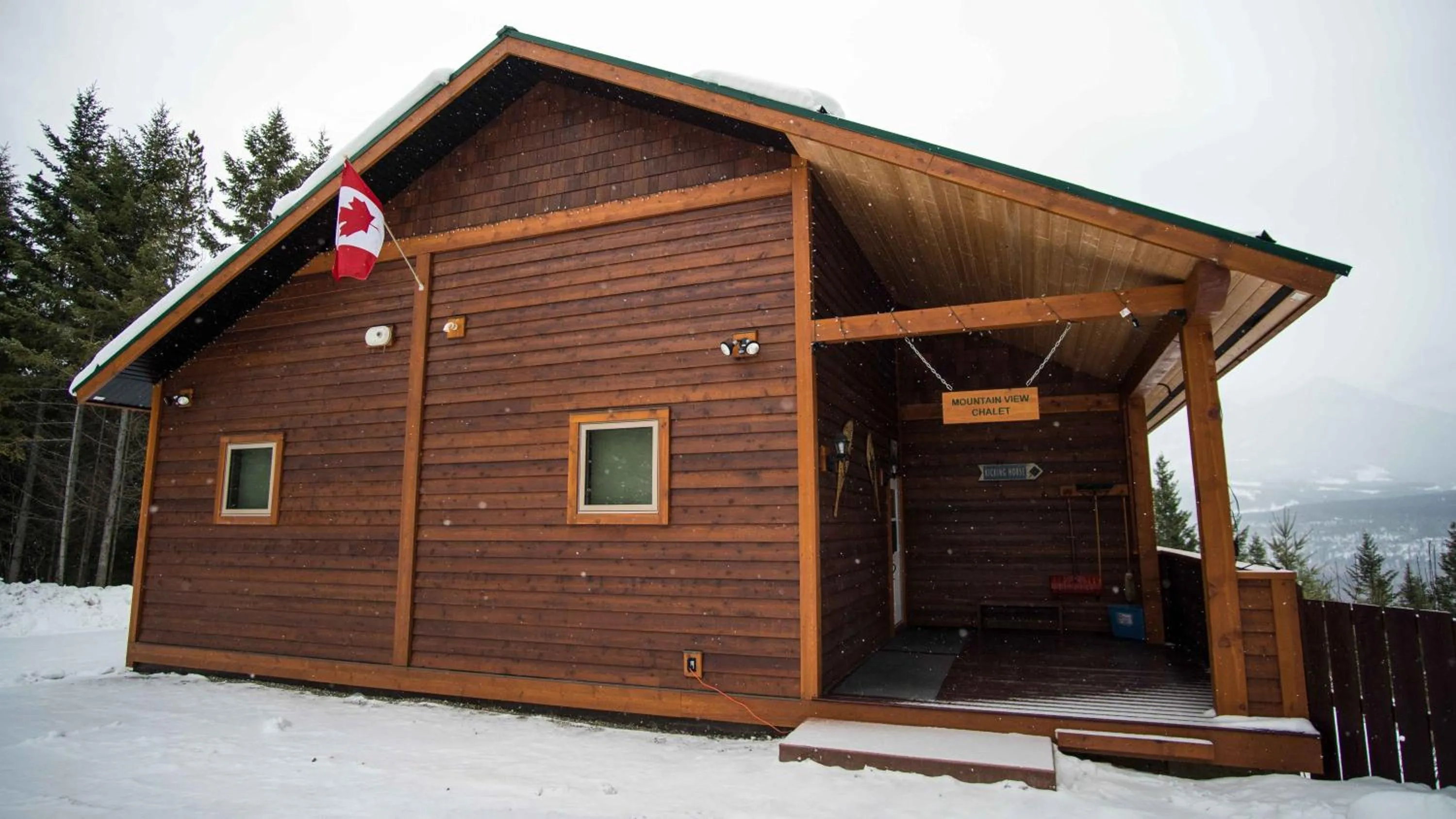 Facade/entrance in Cedar House Restaurant & Chalets