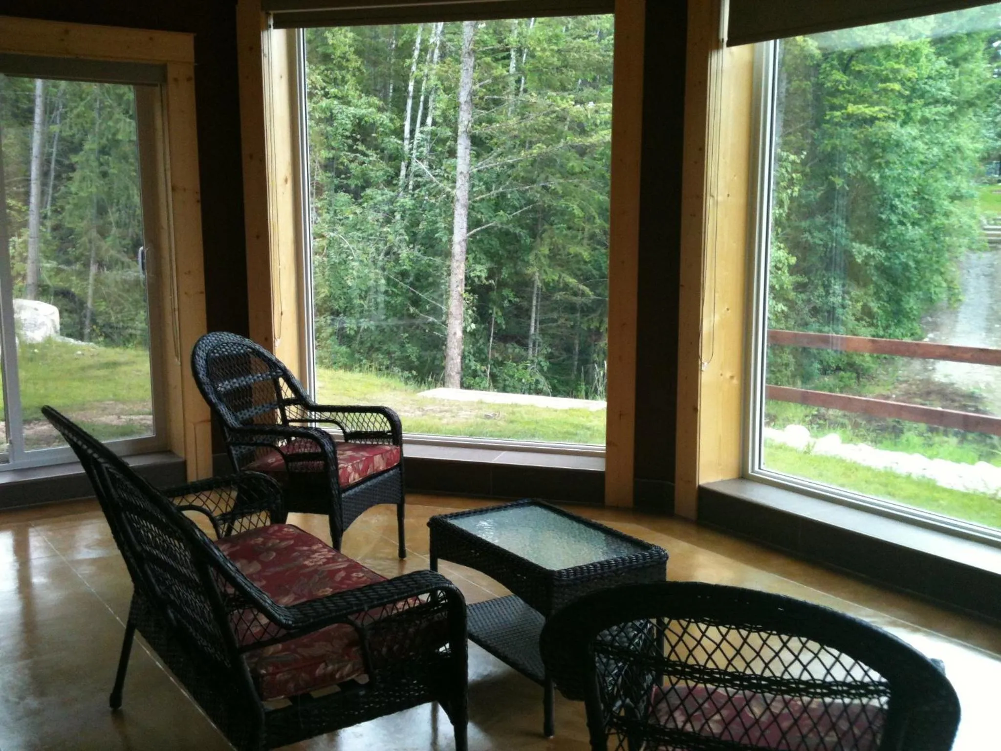 Living room in Cedar House Restaurant & Chalets