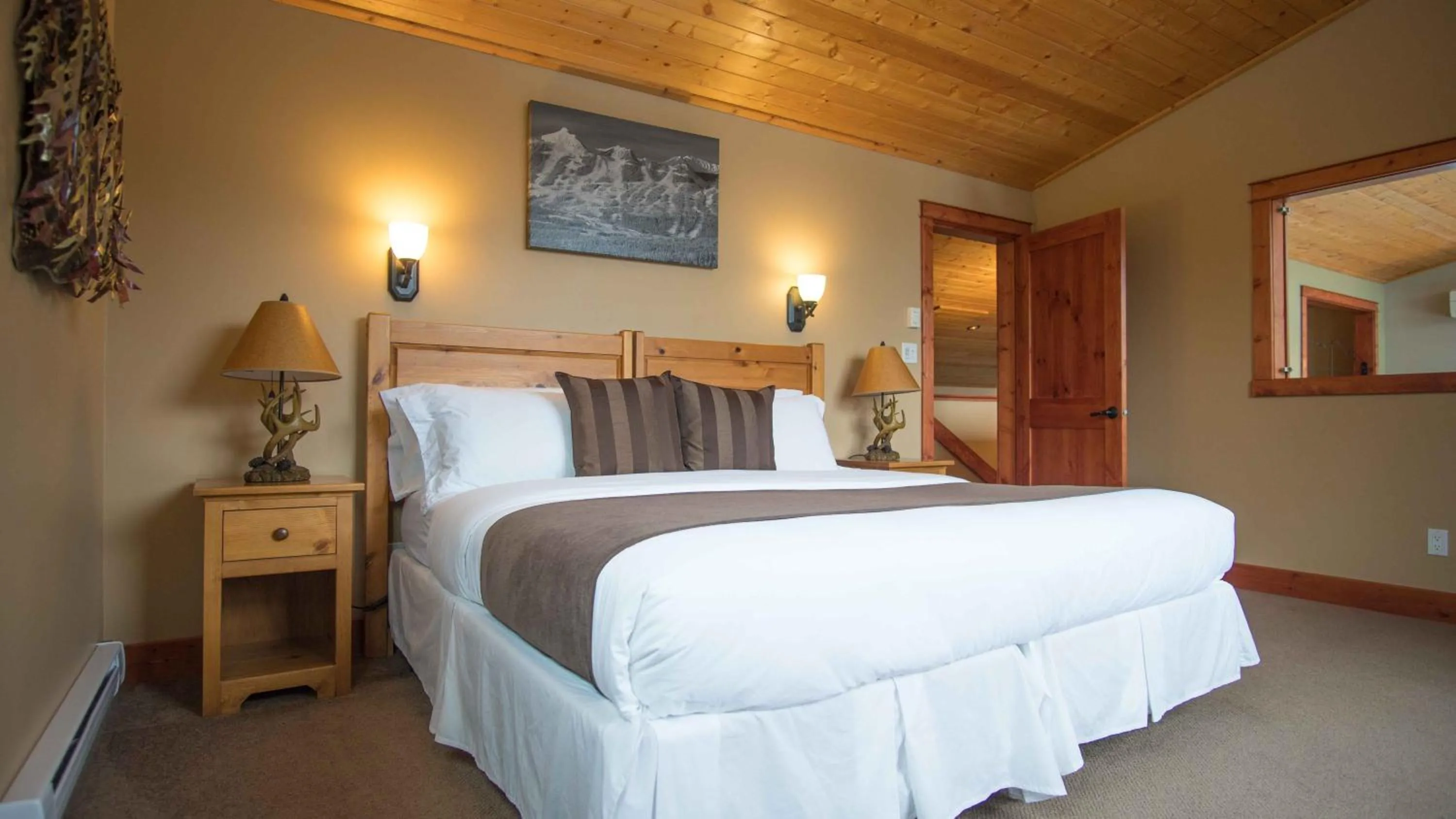 Bed in Cedar House Restaurant & Chalets