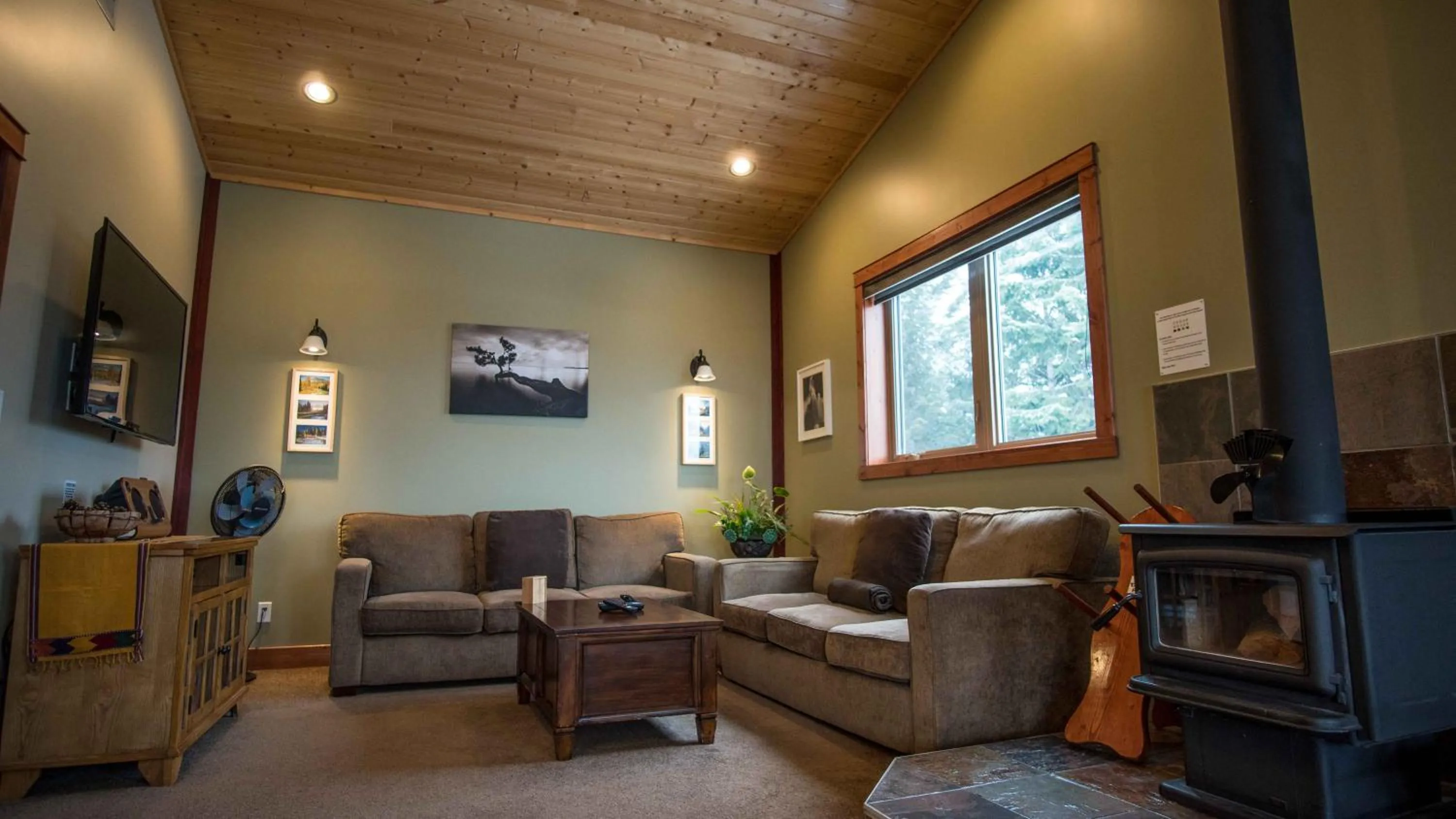 TV and multimedia in Cedar House Restaurant & Chalets