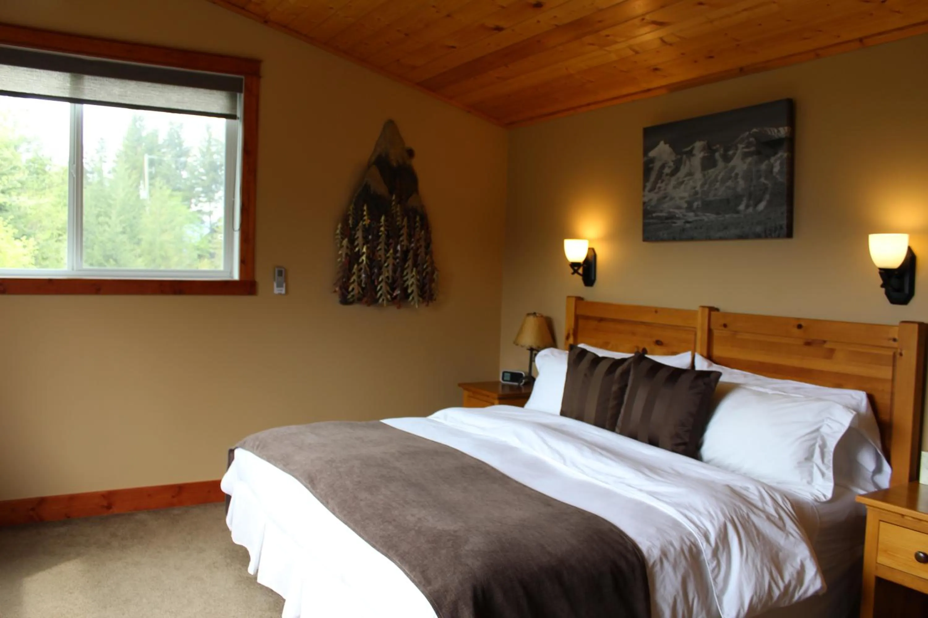 Bedroom, Bed in Cedar House Restaurant & Chalets