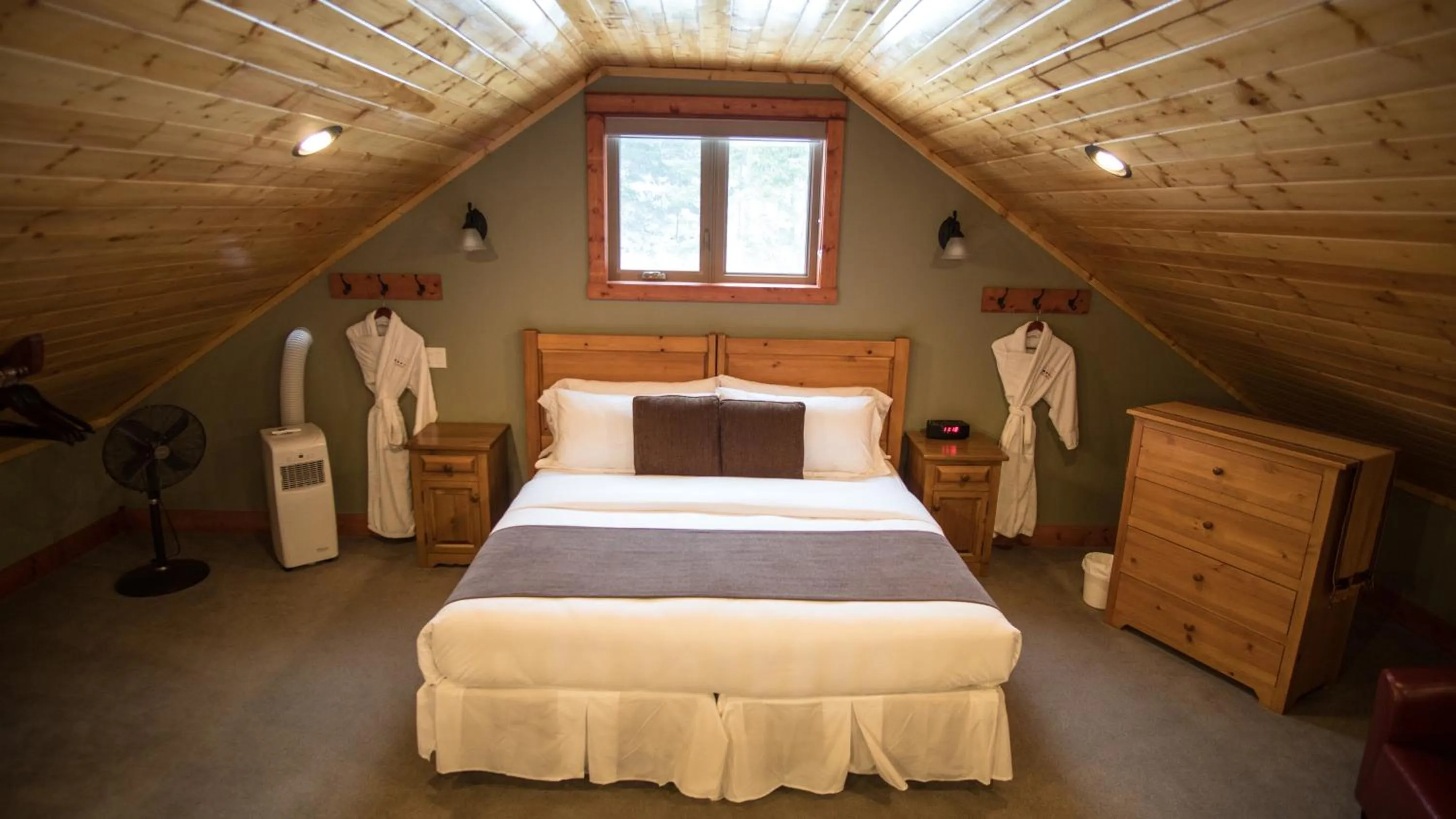 Bed in Cedar House Restaurant & Chalets