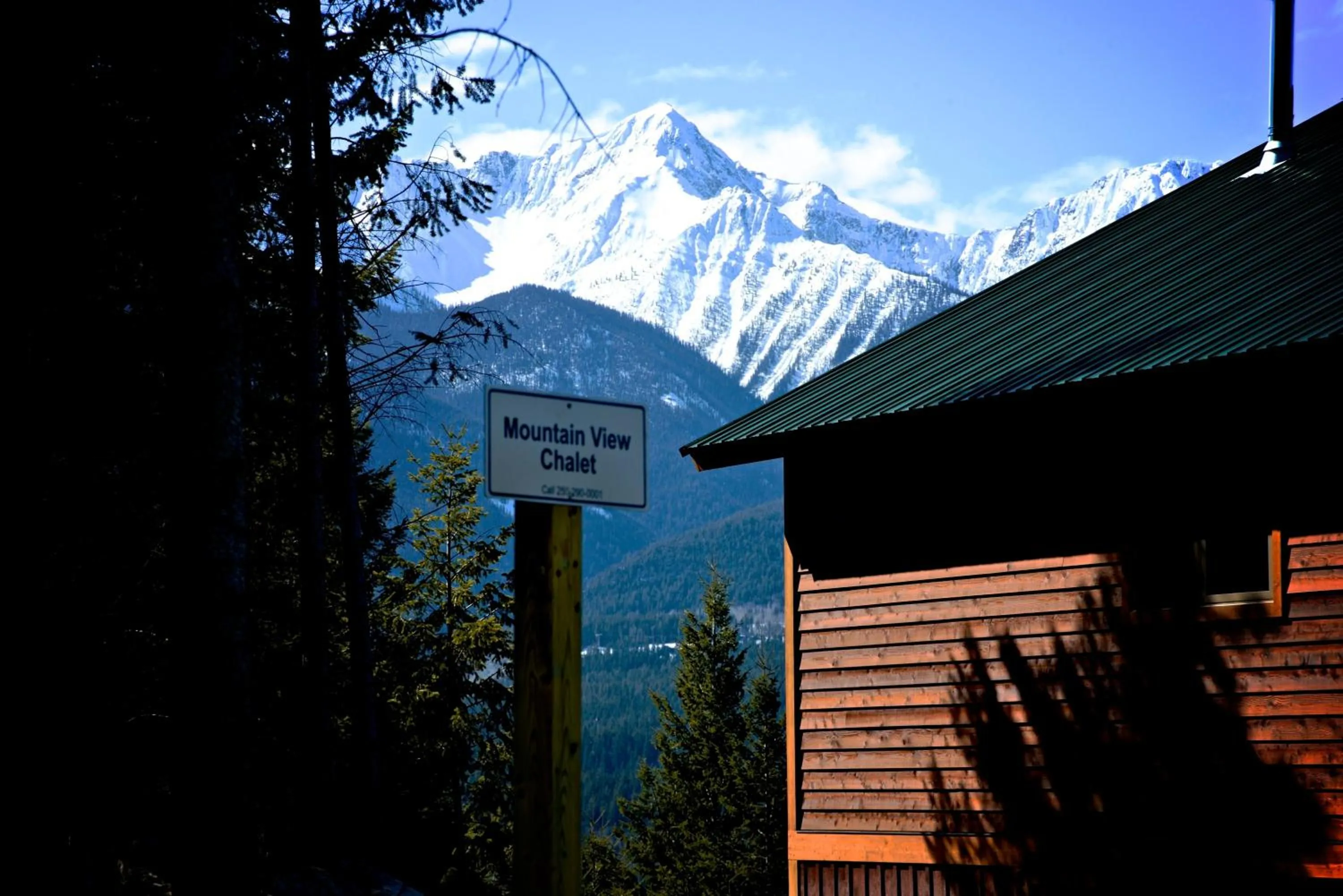 Facade/entrance in Cedar House Restaurant & Chalets