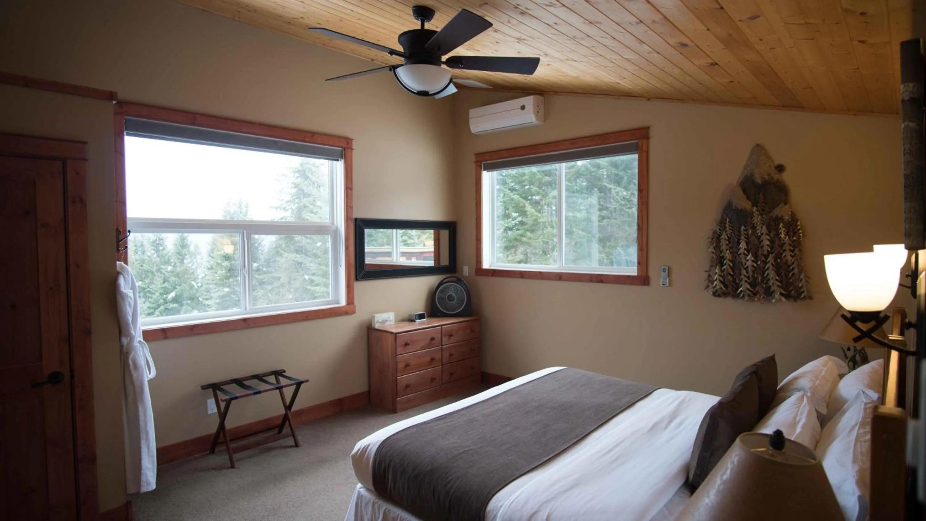 Bed in Cedar House Restaurant & Chalets