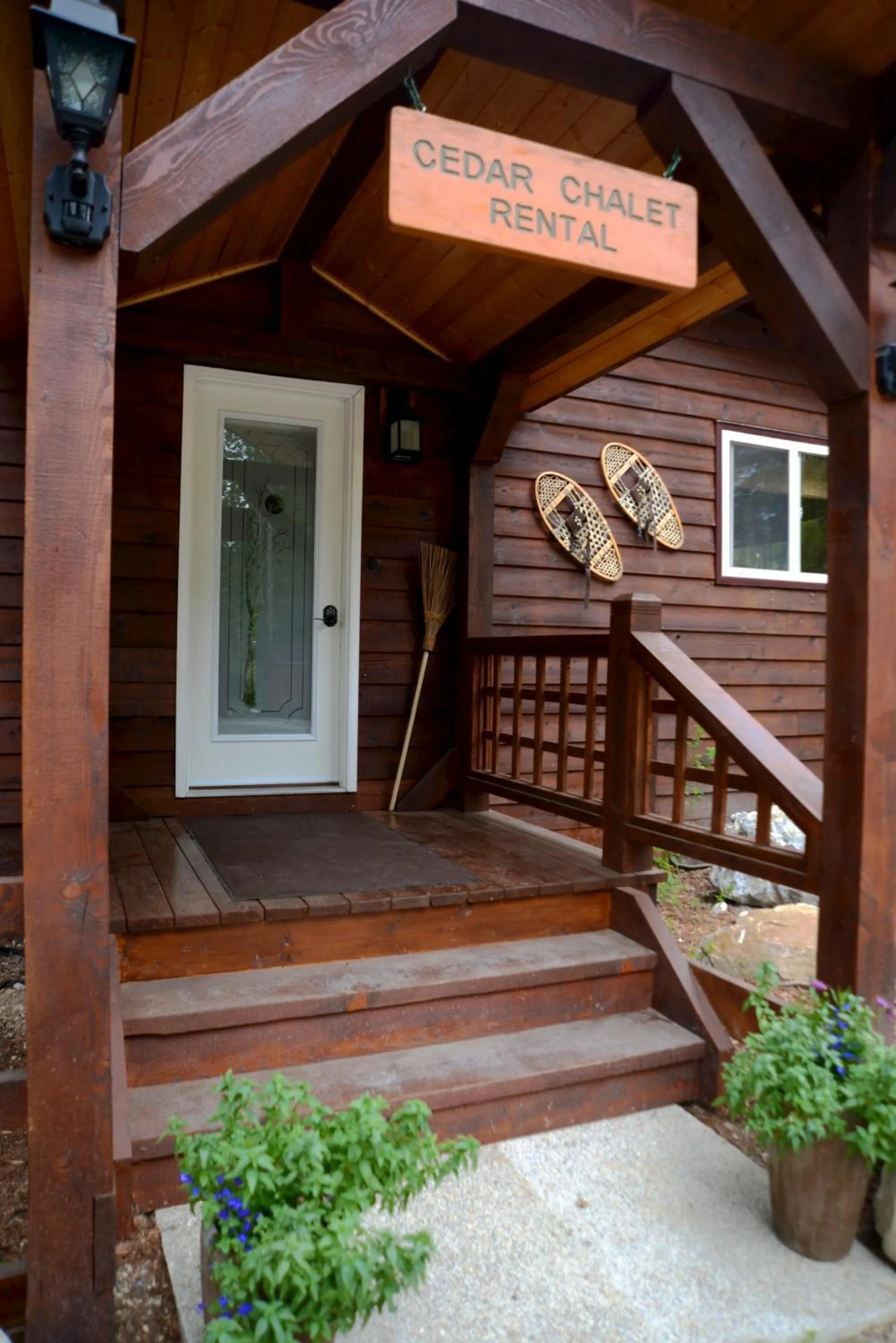 Facade/entrance in Cedar House Restaurant & Chalets