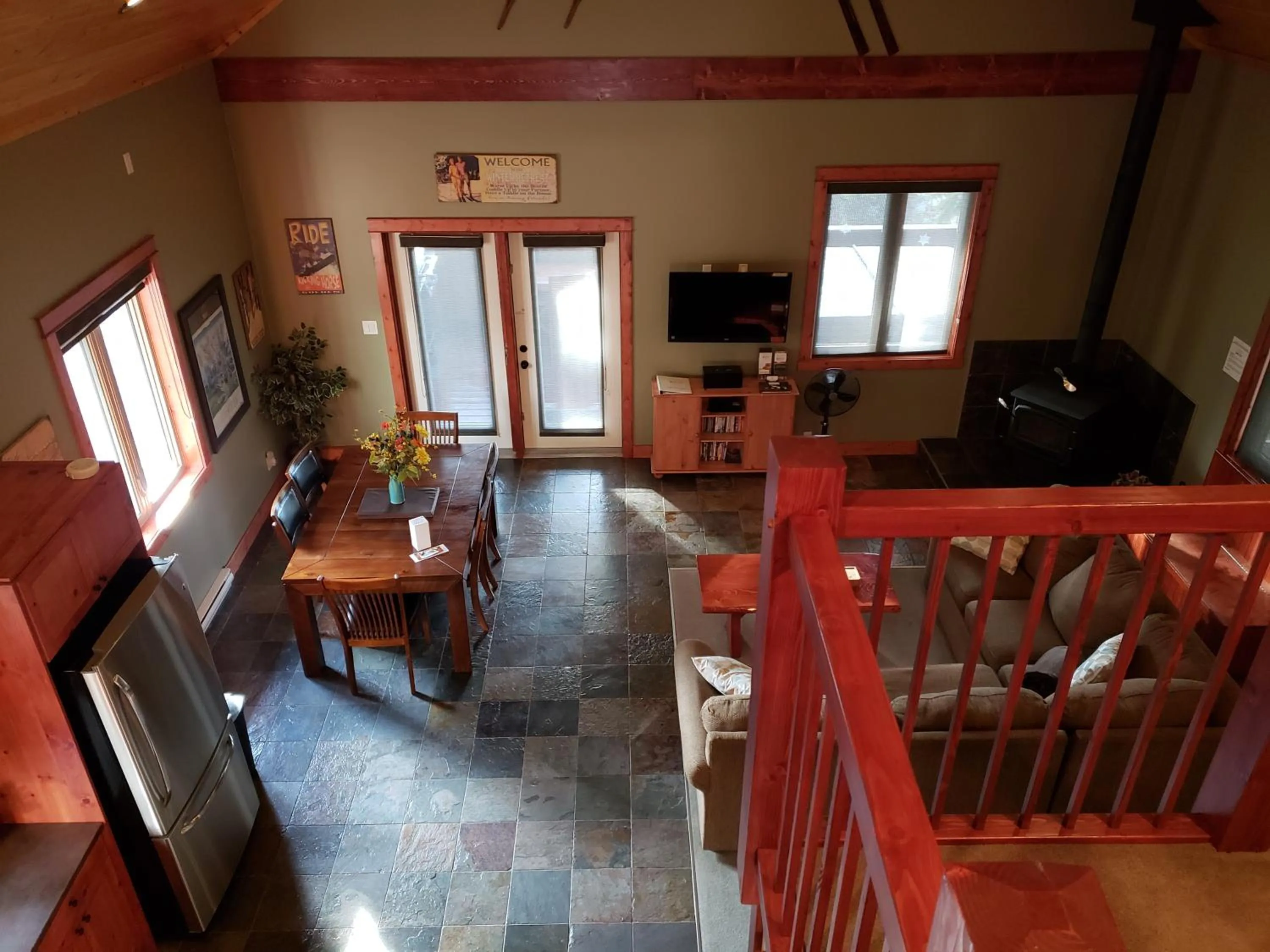 Kitchen or kitchenette in Cedar House Restaurant & Chalets