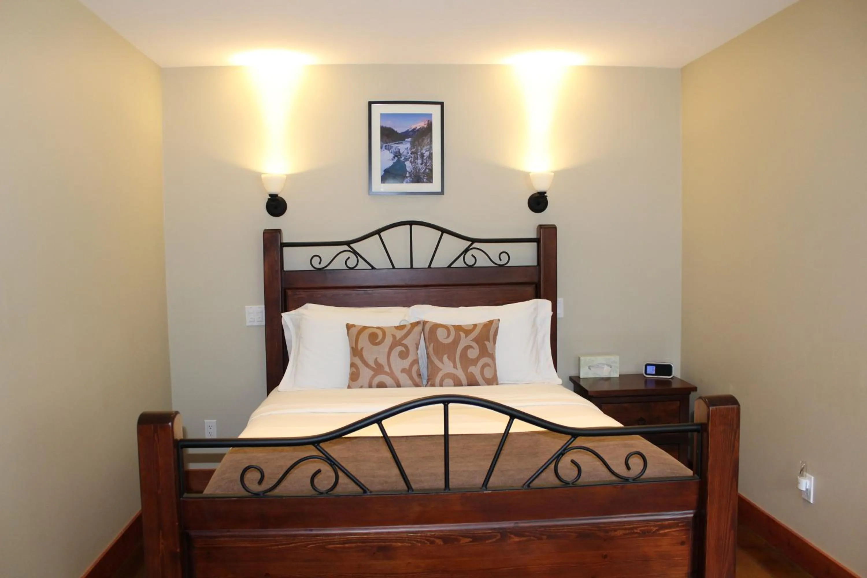 Bedroom, Bed in Cedar House Restaurant & Chalets