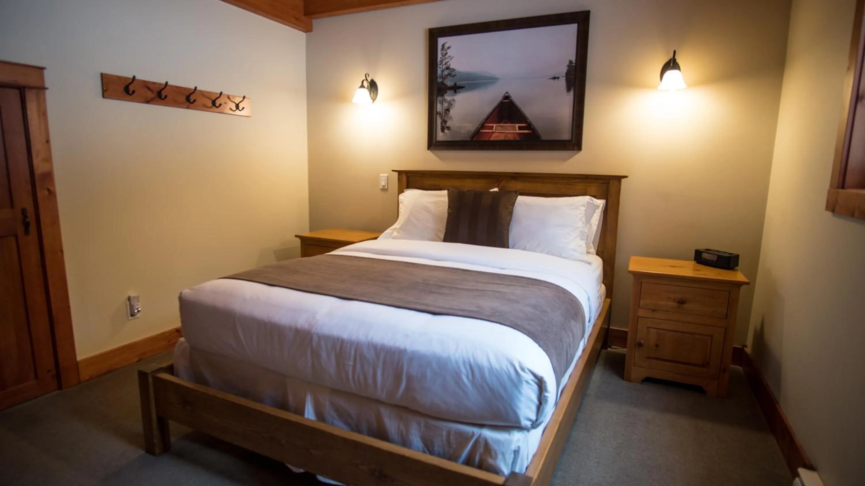 Bed in Cedar House Restaurant & Chalets