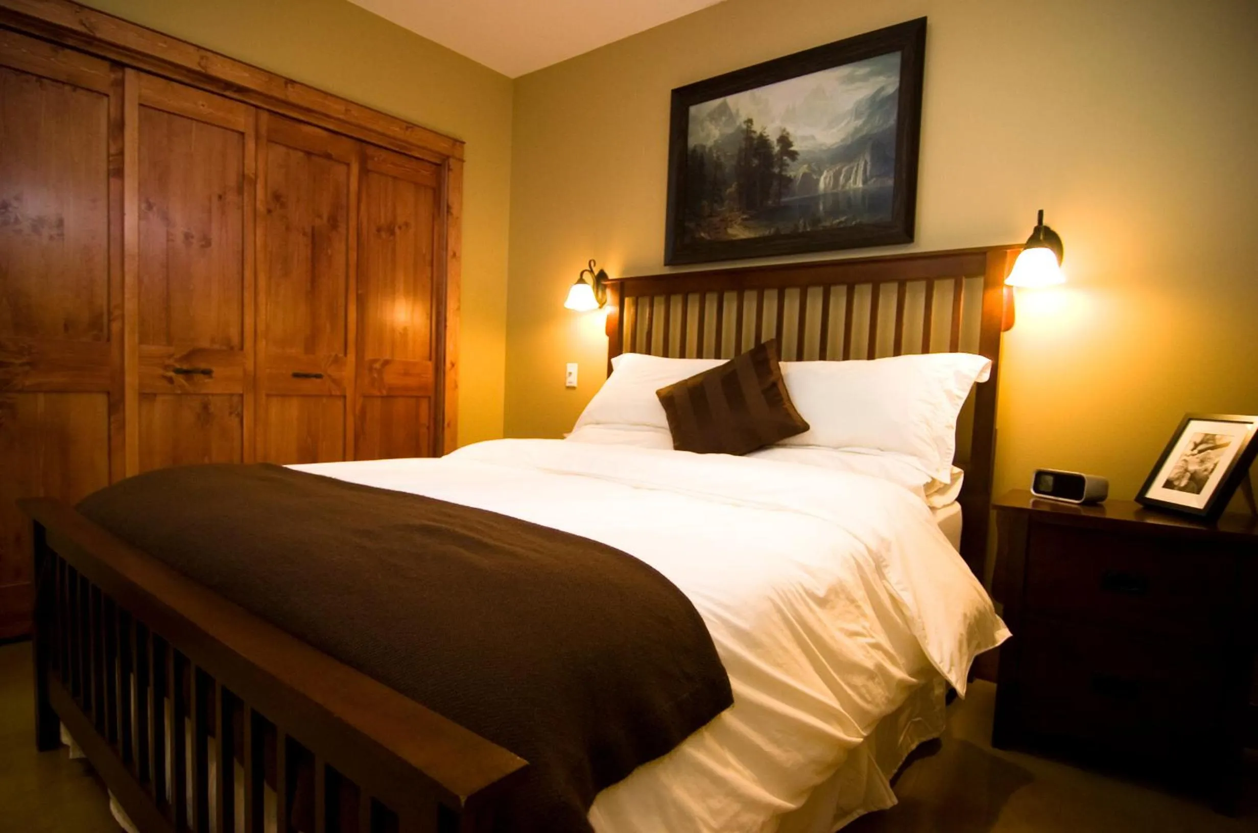 Bed in Cedar House Restaurant & Chalets