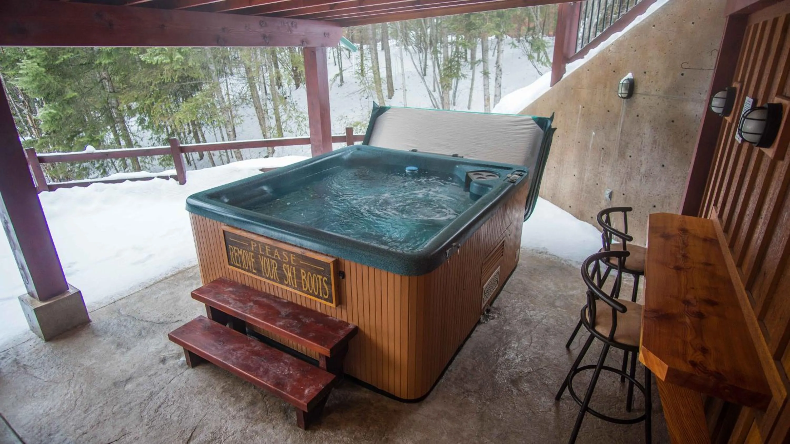 Patio in Cedar House Restaurant & Chalets