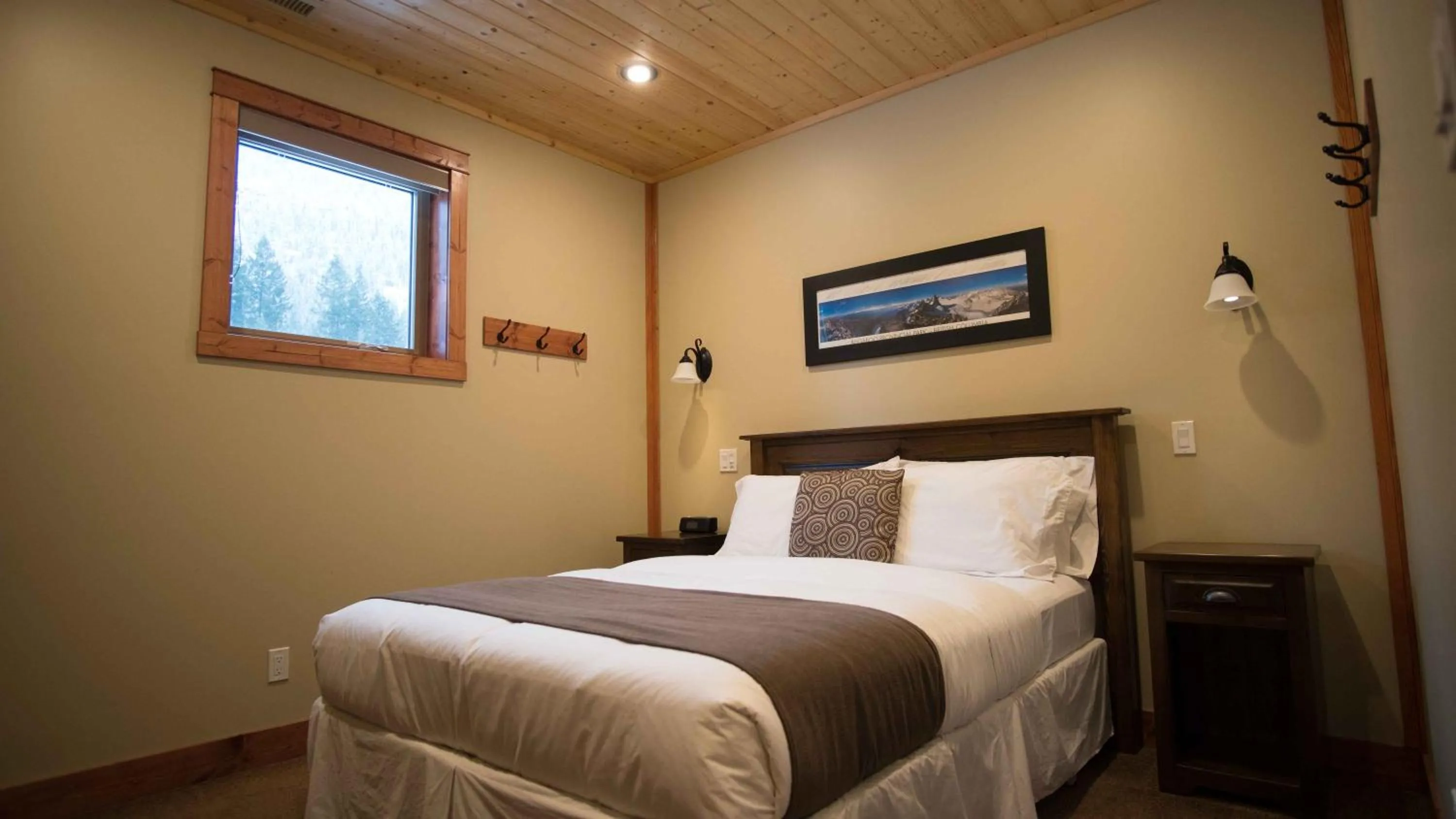 Bed in Cedar House Restaurant & Chalets